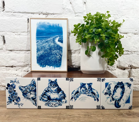 Ensemble de quatre sous-verres chats en faïence de Delft