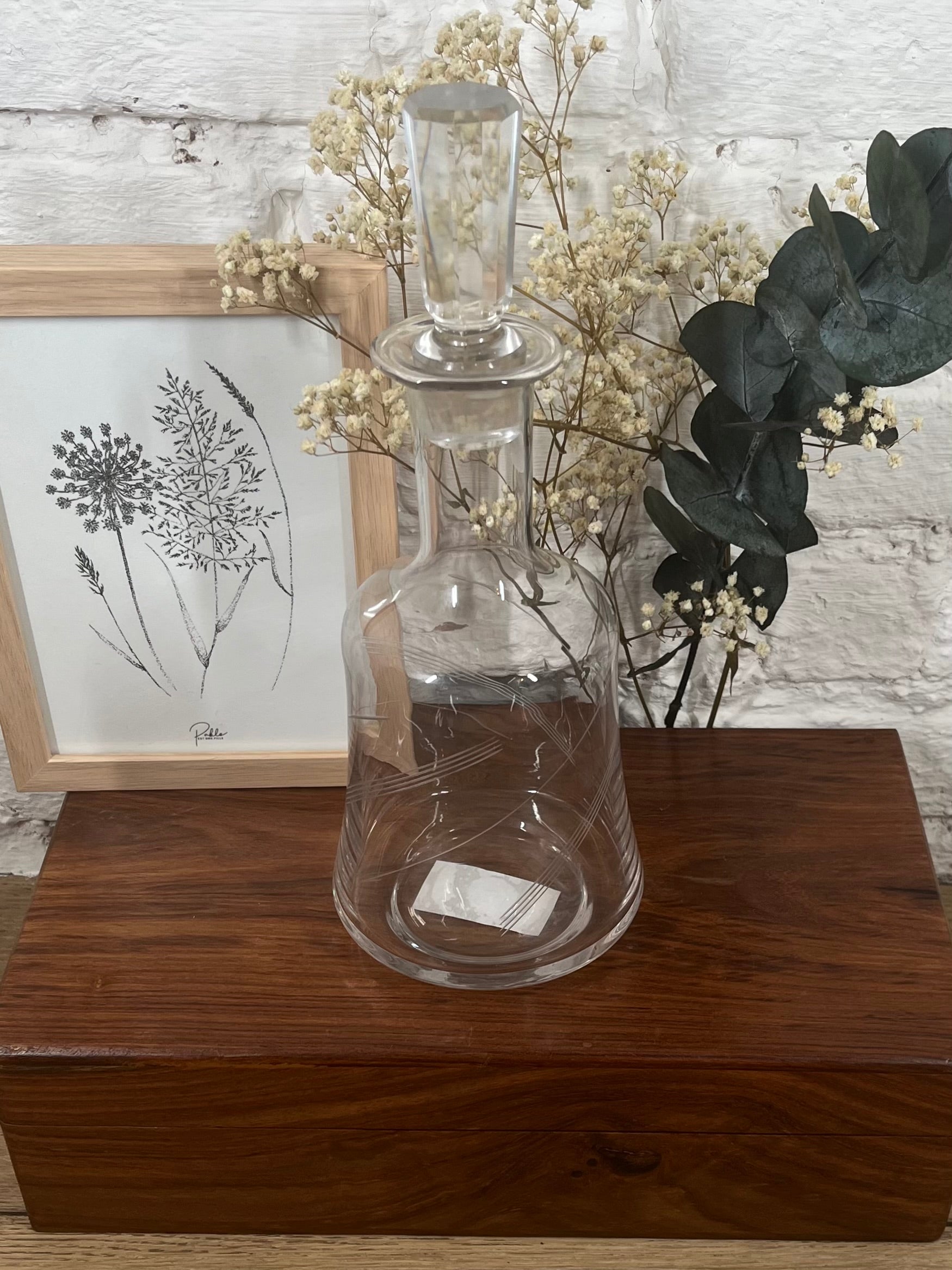 Carafe en verre ciselé