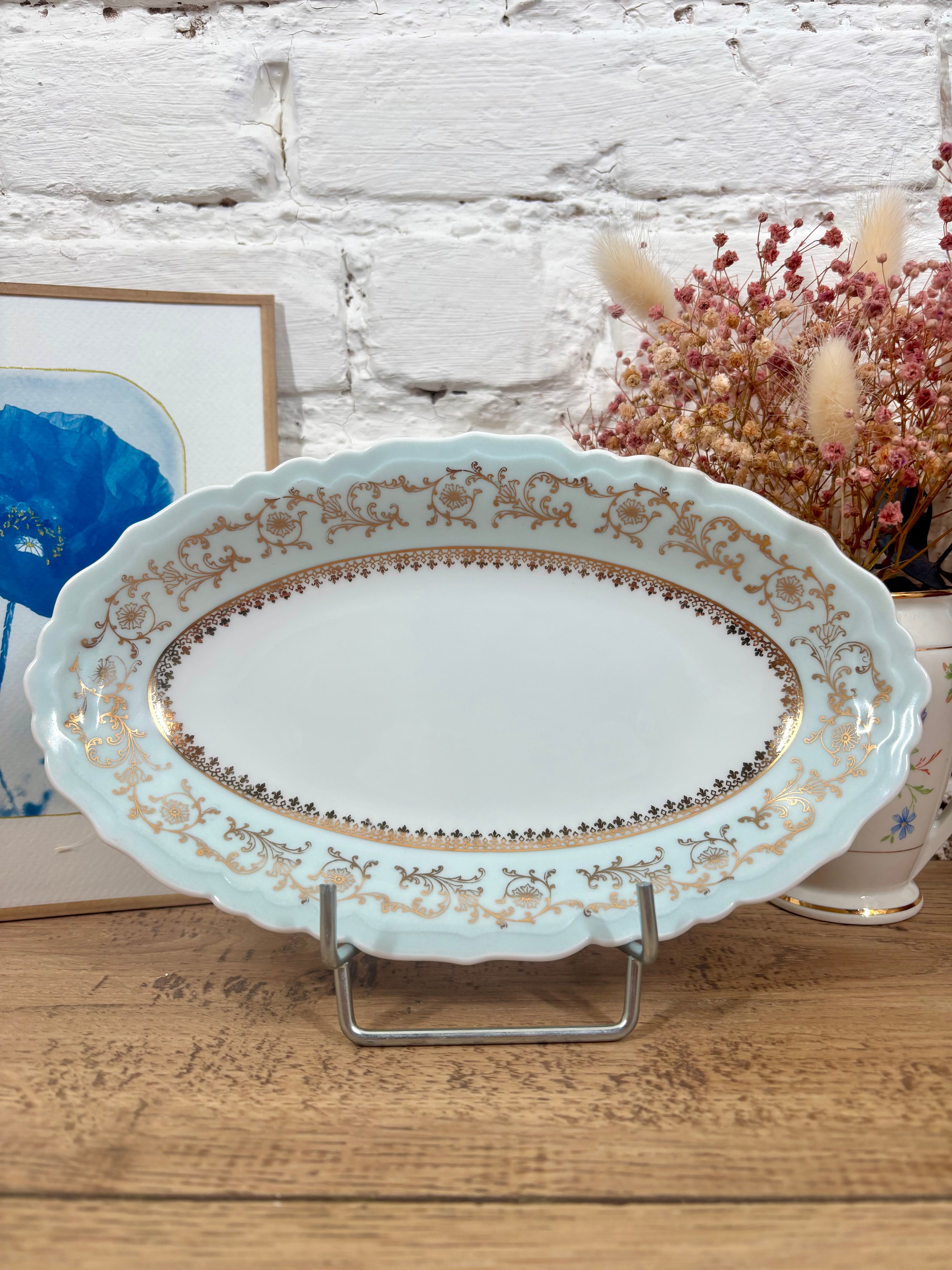 Petit plat oval en porcelaine de Limoges