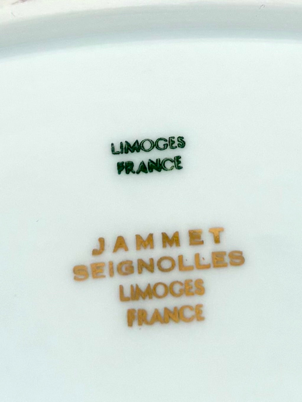 Petit plat oval en porcelaine de Limoges