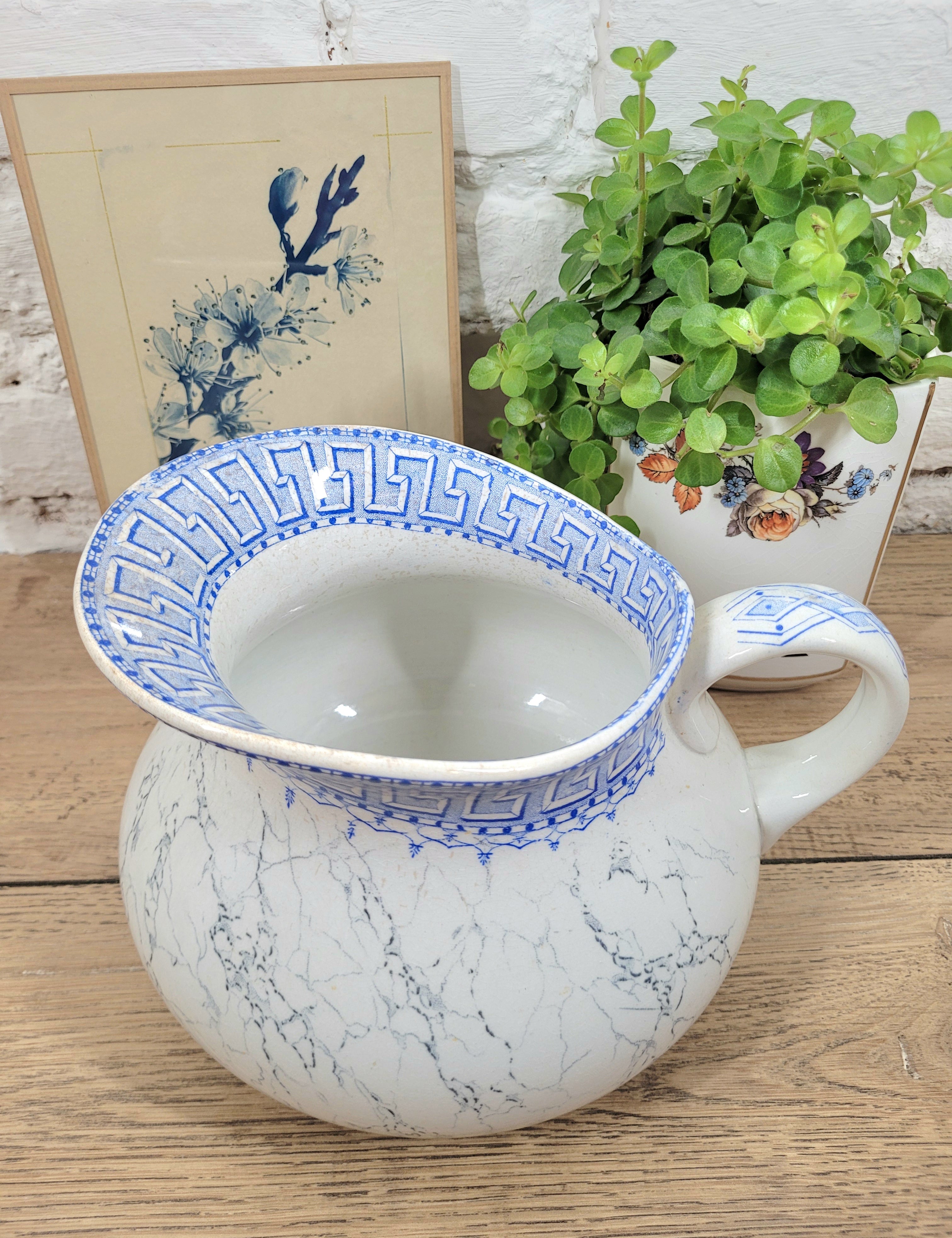 Broc joufflu en faïence blanche à effets marbrés et motifs géométriques bleus, style Art déco, signé de la manufacture Lunéville,