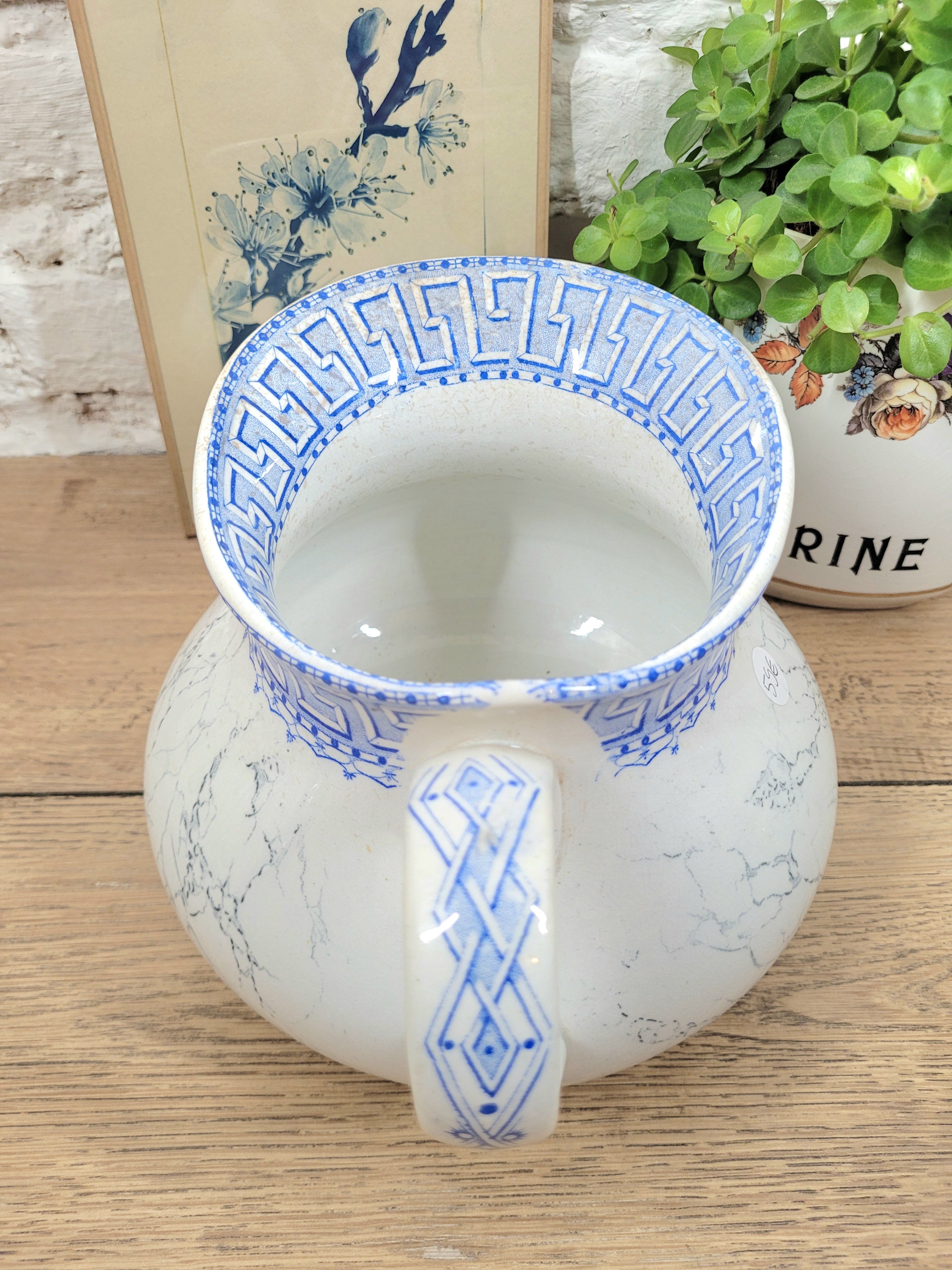 Broc joufflu en faïence blanche à effets marbrés et motifs géométriques bleus, style Art déco, signé de la manufacture Lunéville,