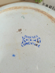 Broc joufflu en faïence blanche à effets marbrés et motifs géométriques bleus, style Art déco, signé de la manufacture Lunéville,