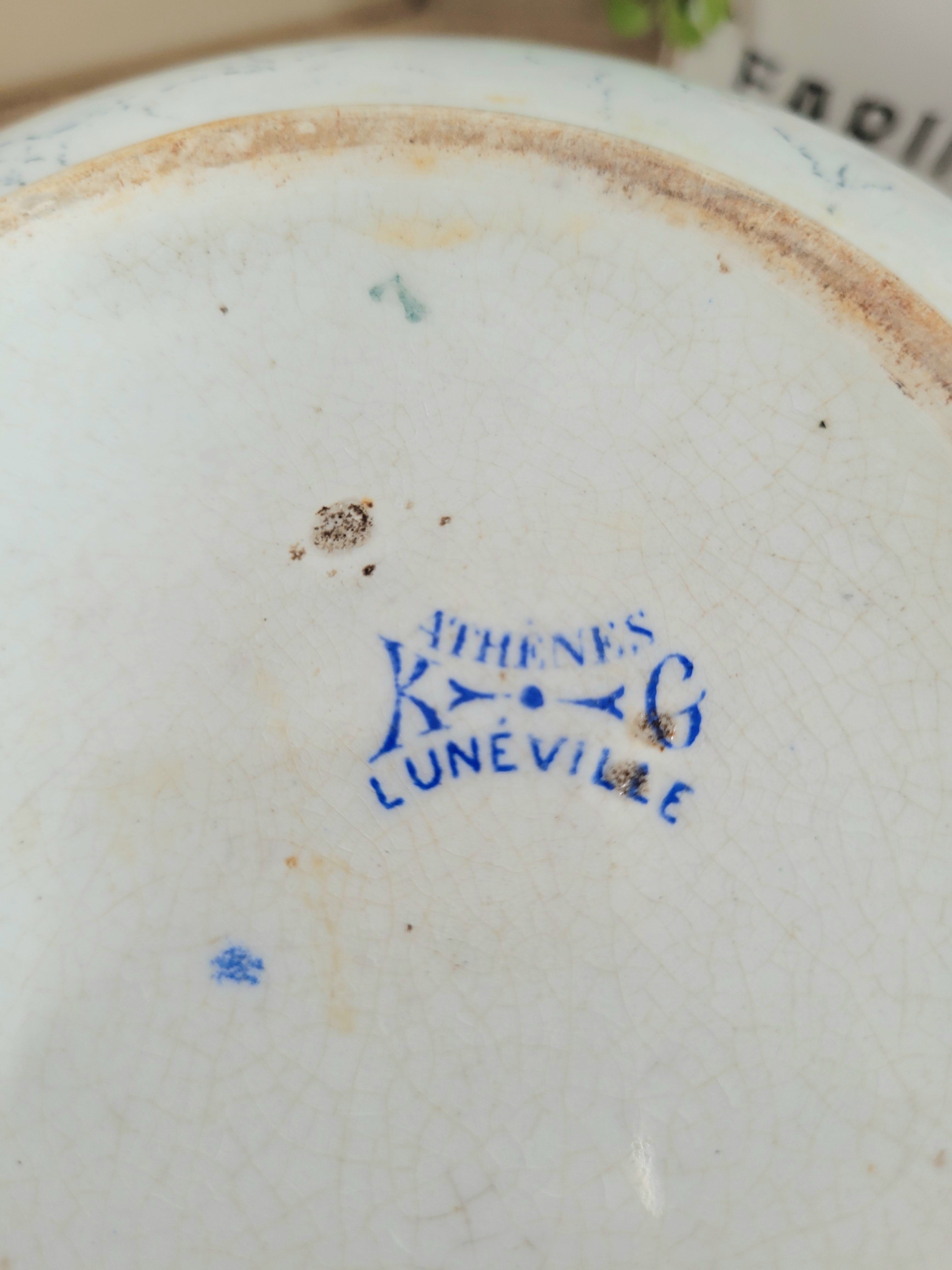 Broc joufflu en faïence blanche à effets marbrés et motifs géométriques bleus, style Art déco, signé de la manufacture Lunéville,