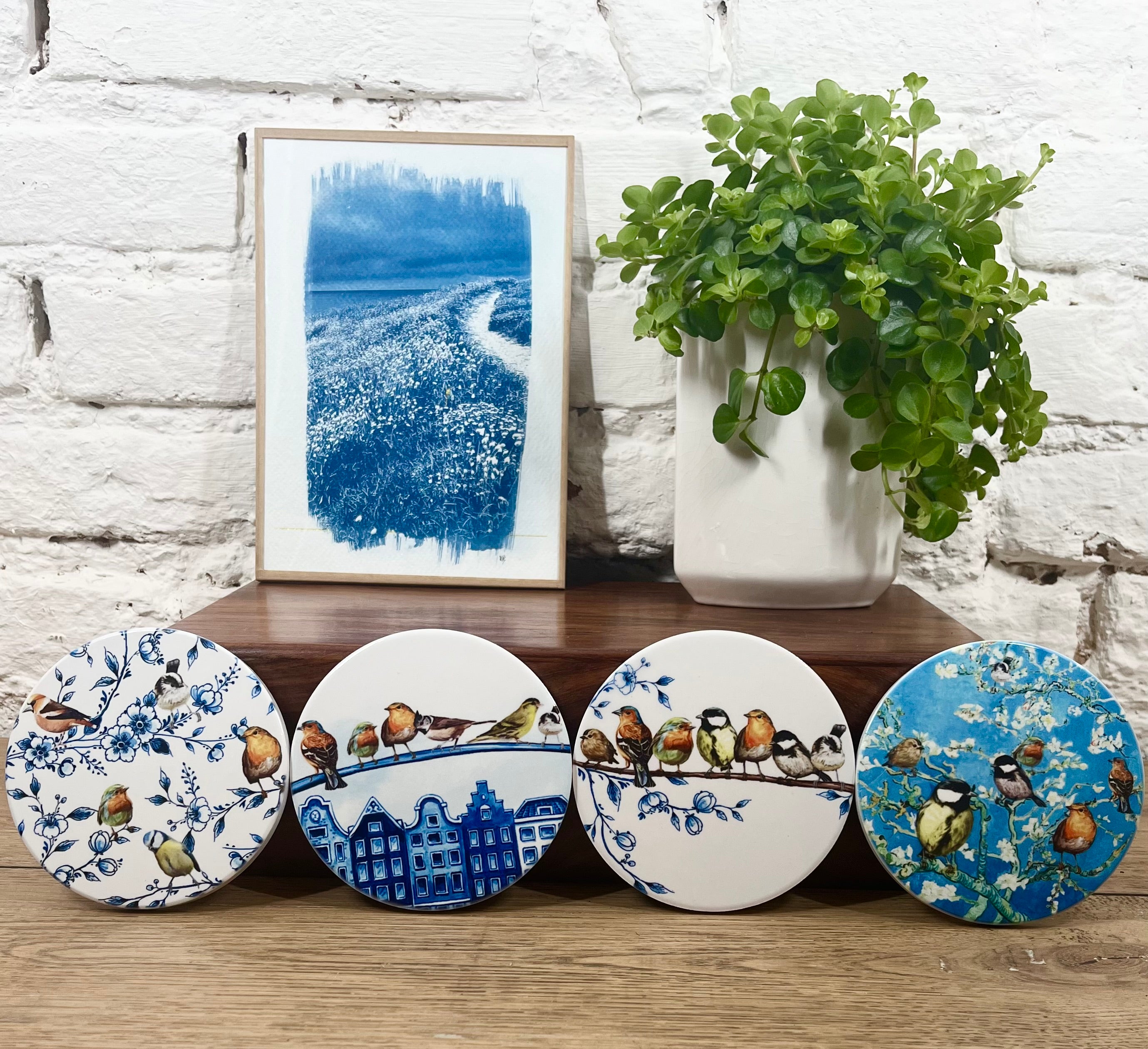 Ensemble de quatre sous-verres oiseaux en faïence de Delft