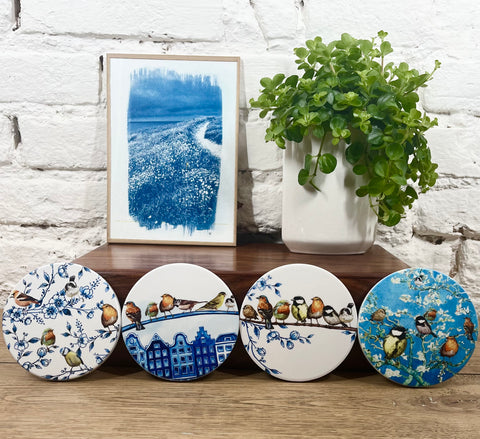 Ensemble de quatre sous-verres oiseaux en faïence de Delft