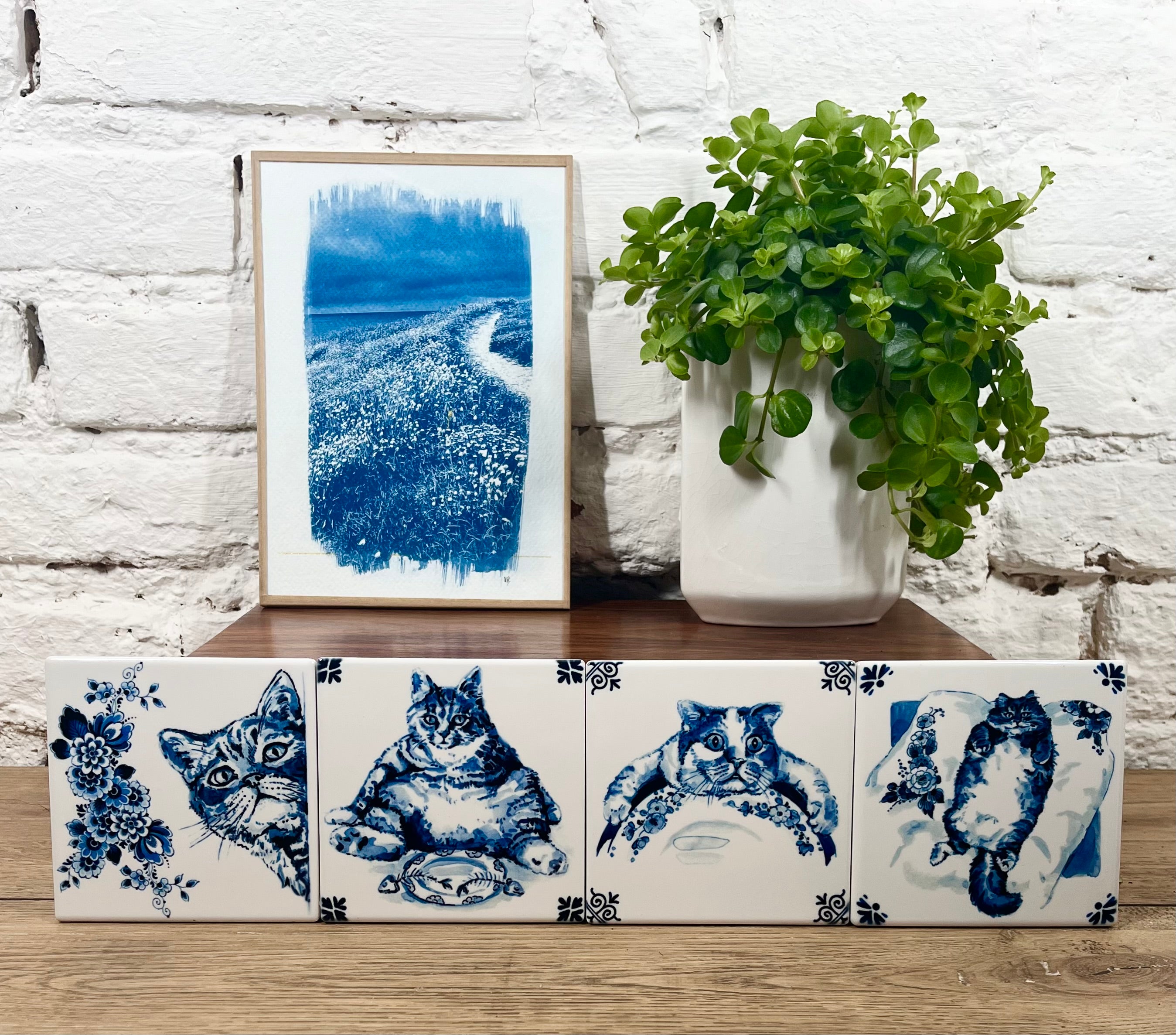 Ensemble de quatre sous-verres chats en faïence de Delft