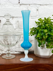 Vase en opaline bleue