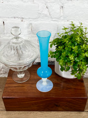 Vase en opaline bleue