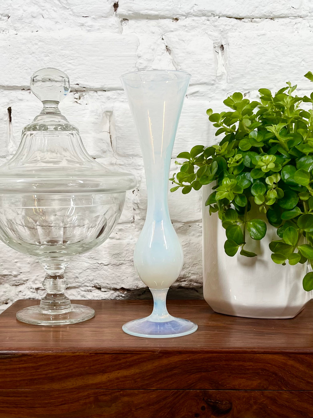 Vase en opaline blanche