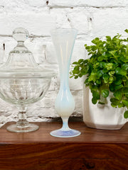 Vase en opaline blanche