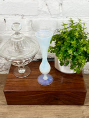 Vase en opaline blanche
