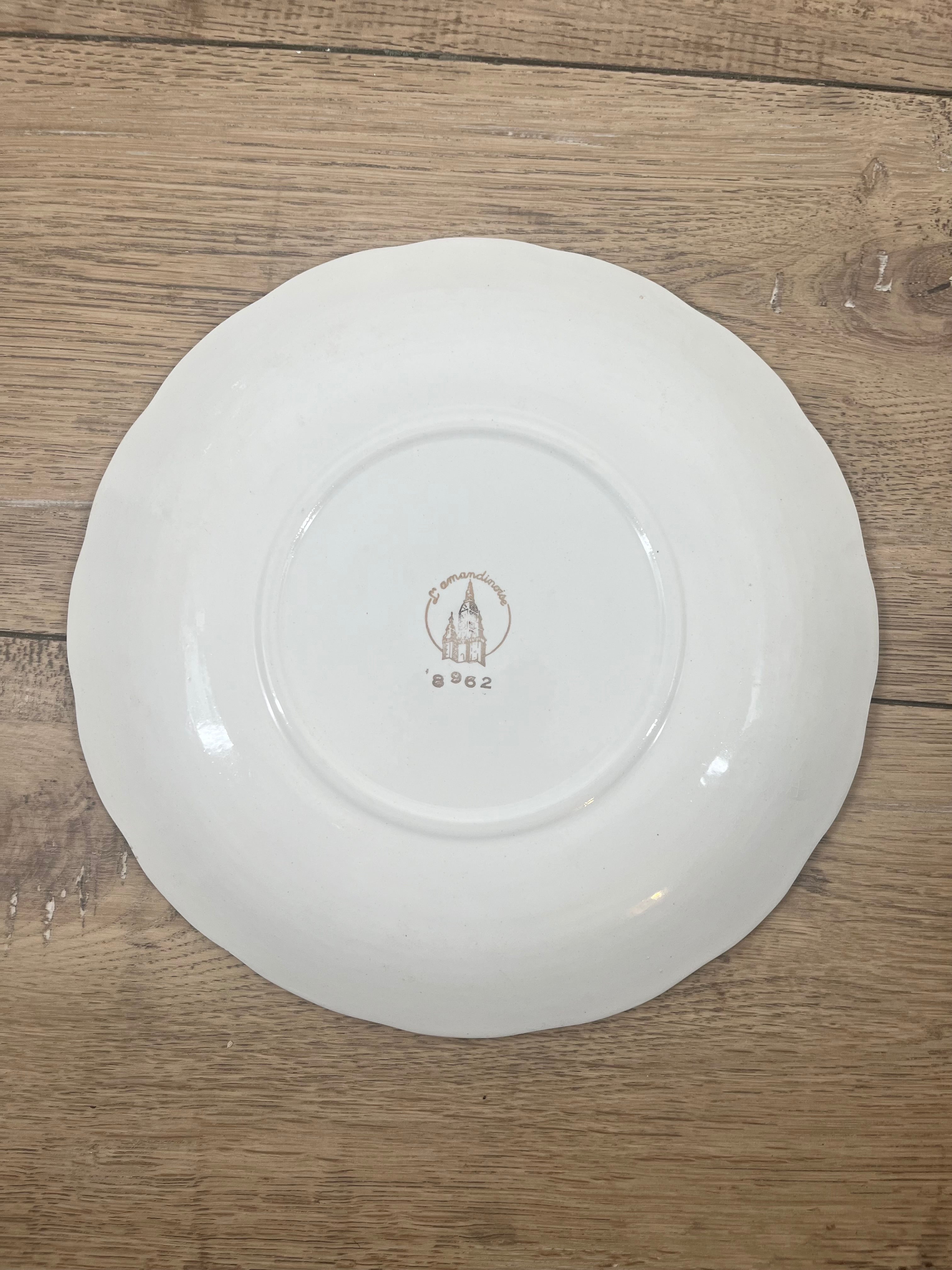 Assiette plate en faïence L'Amandinoise N°8