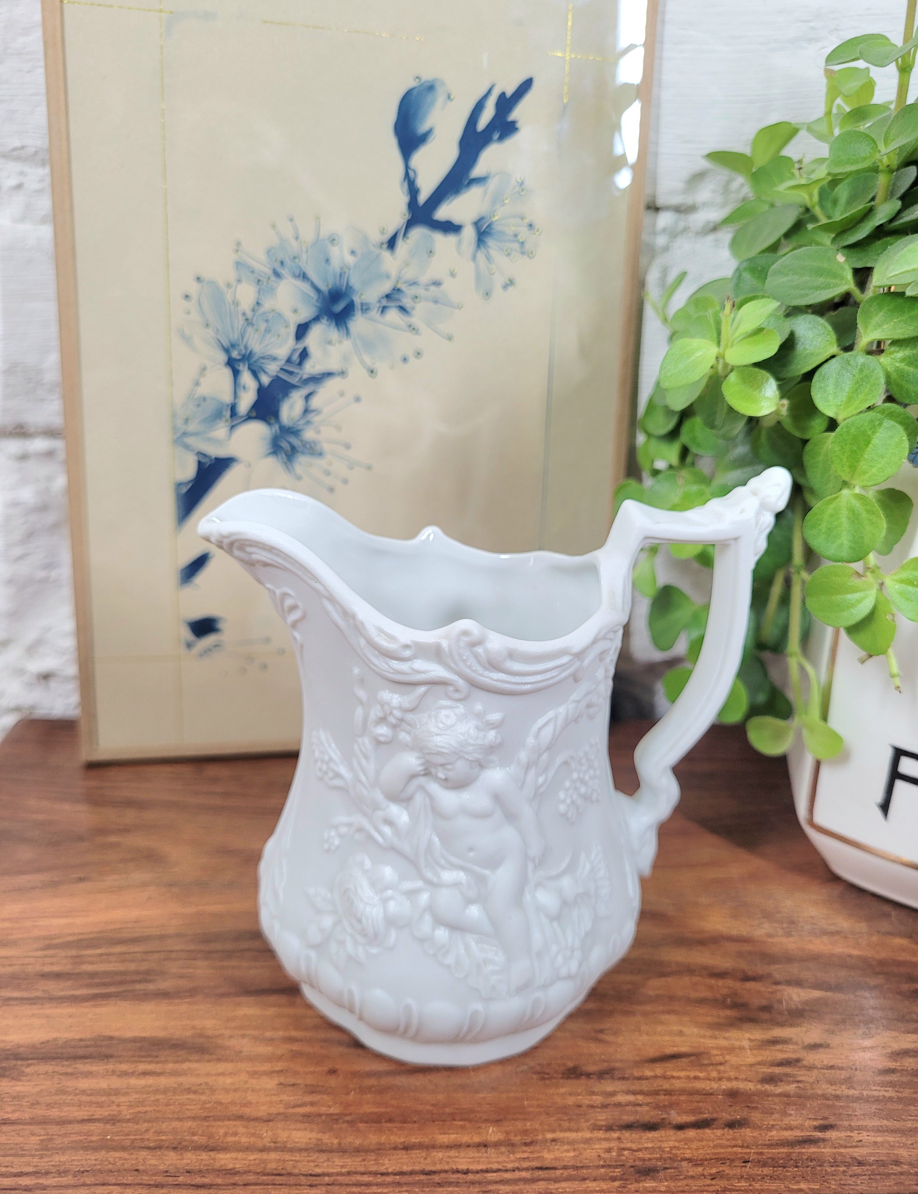 Joli petit pot à lait en porcelaine mat, dite biscuit, de la manufacture anglaise de Protmeirion, modèle Parian, 