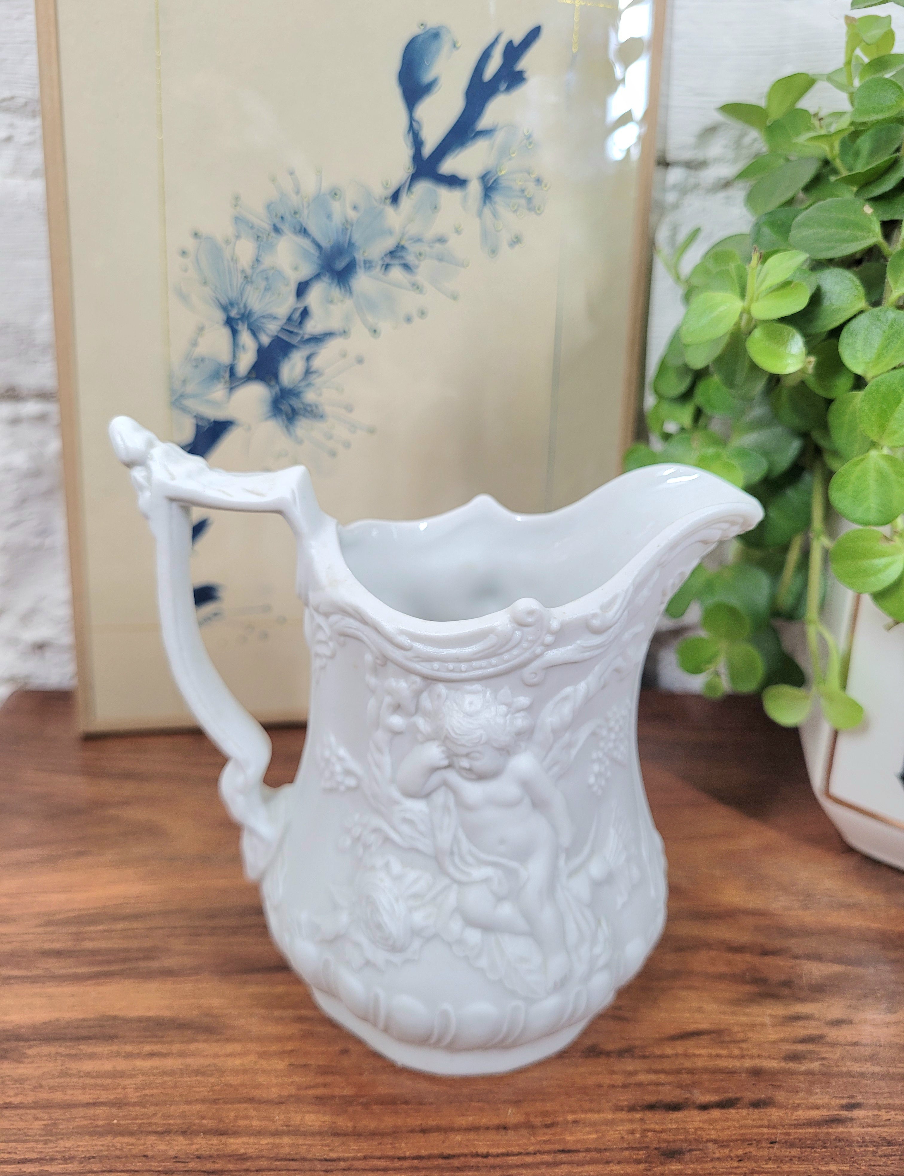 Joli petit pot à lait en porcelaine mat, dite biscuit, de la manufacture anglaise de Protmeirion, modèle Parian, 