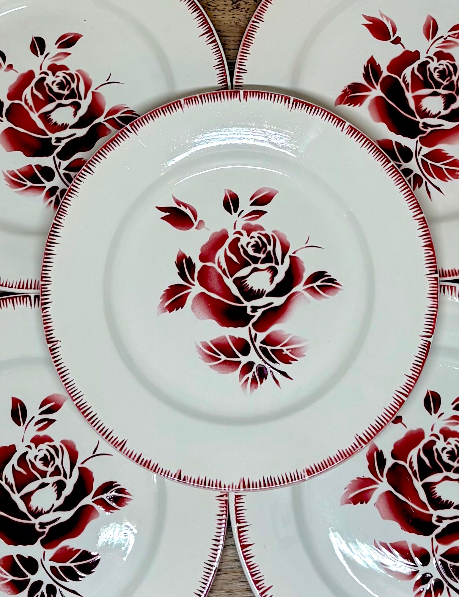 bordeaux signée de la manufacture Digoin Sarreguemines, modèle Claude.