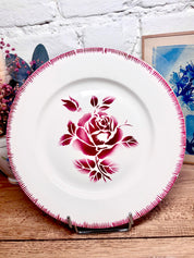 Jolie assiette plate en faïence blanche et fleur rouge/bordeaux signée de la manufacture Digoin Sarreguemines, modèle Claude.