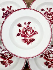 Superbe plat rond en faïence blanche et fleurs rouges/bordeaux signé de la manufacture Digoin Sarreguemines, modèle Claude.