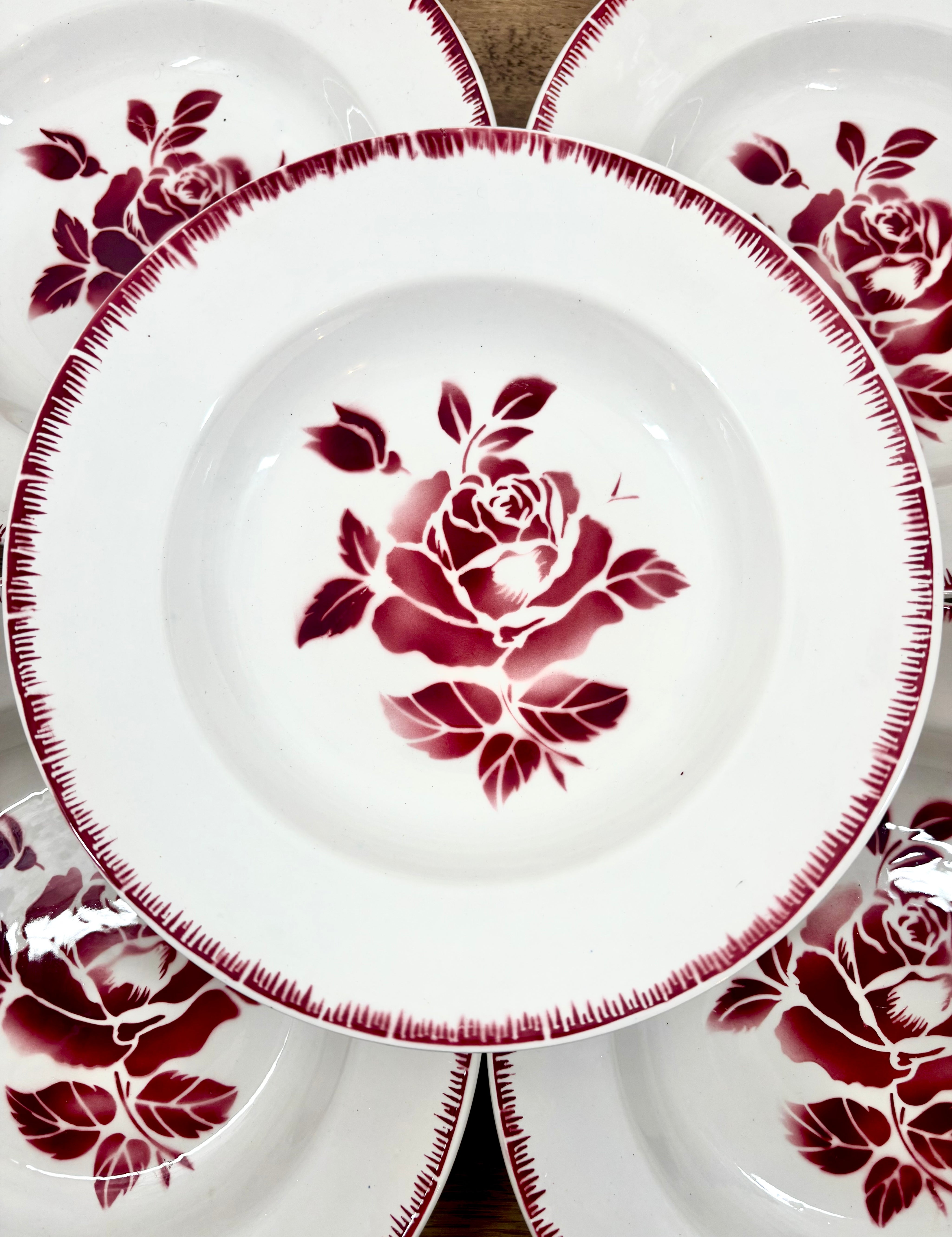 bordeaux signé de la manufacture Digoin Sarreguemines, modèle Claude.