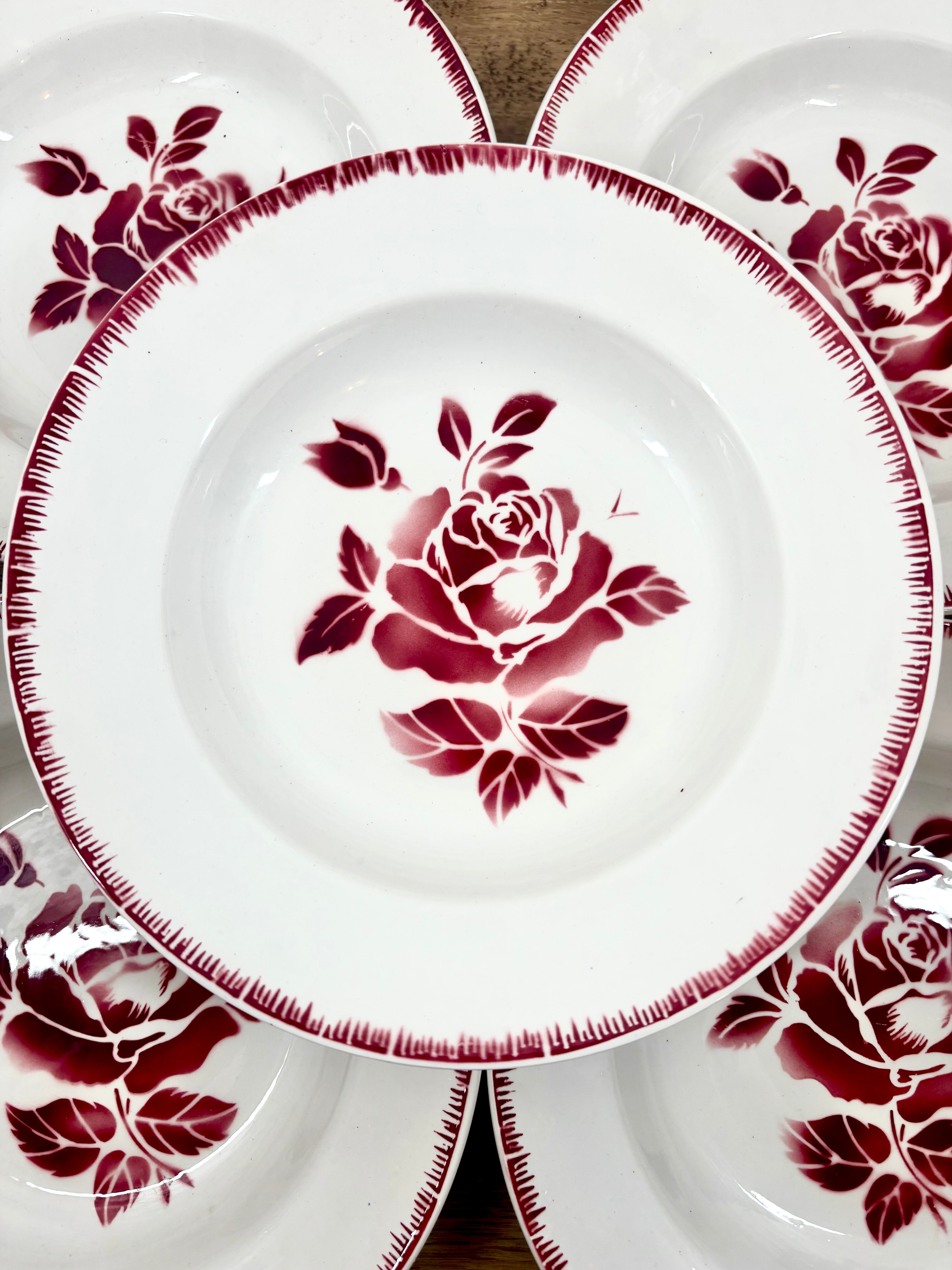 Superbe plat rond en faïence blanche et fleurs rouges/bordeaux signé de la manufacture Digoin Sarreguemines, modèle Claude.