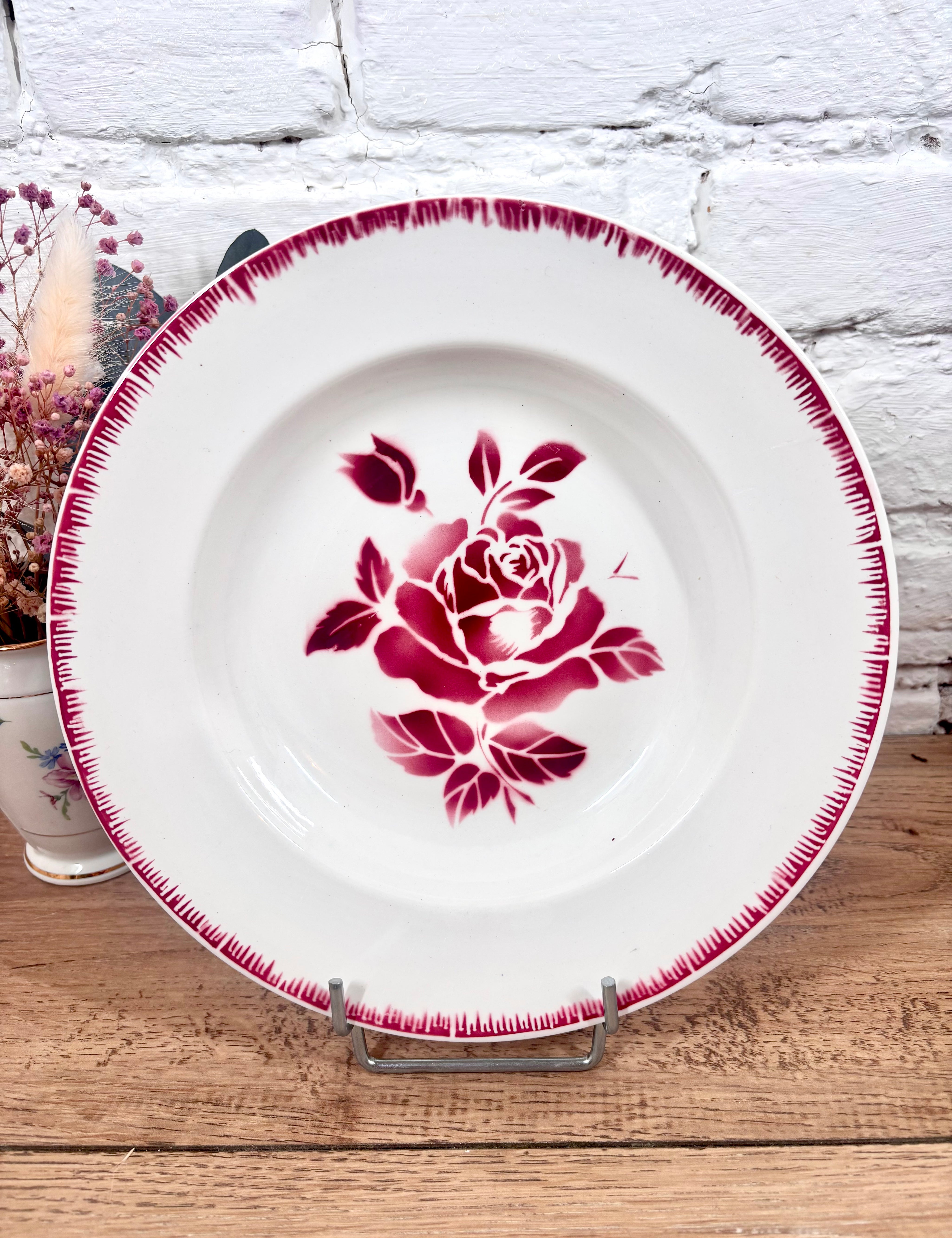 bordeaux signé de la manufacture Digoin Sarreguemines, modèle Claude.