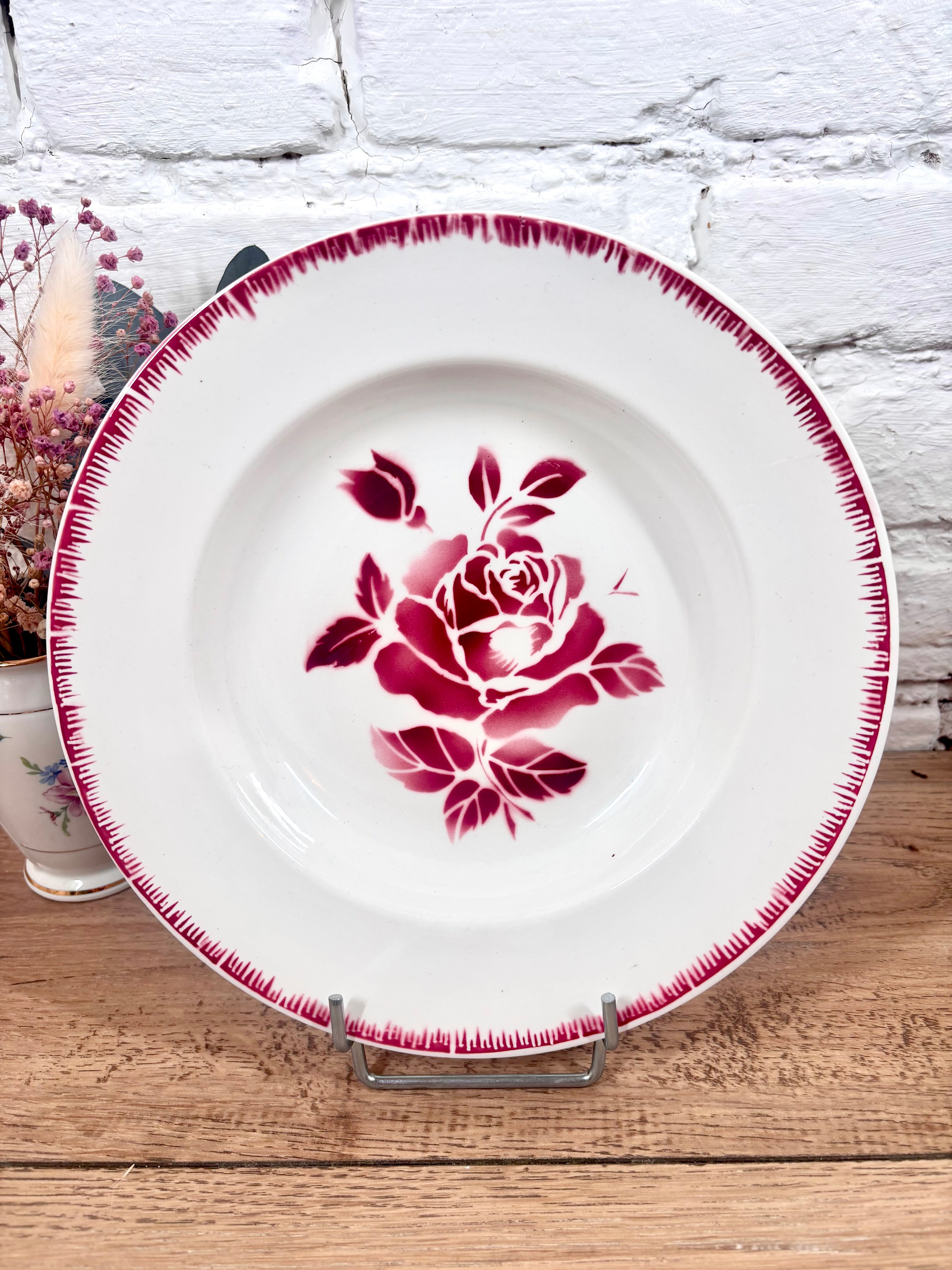 Superbe  assiette creuse en faience blanche et fleurs rouges/bordeaux signé de la manufacture Digoin Sarreguemines, modèle Claude.