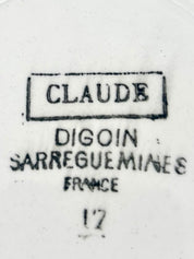 Superbe  assiette creuse en faience blanche et fleurs rouges/bordeaux signé de la manufacture Digoin Sarreguemines, modèle Claude.