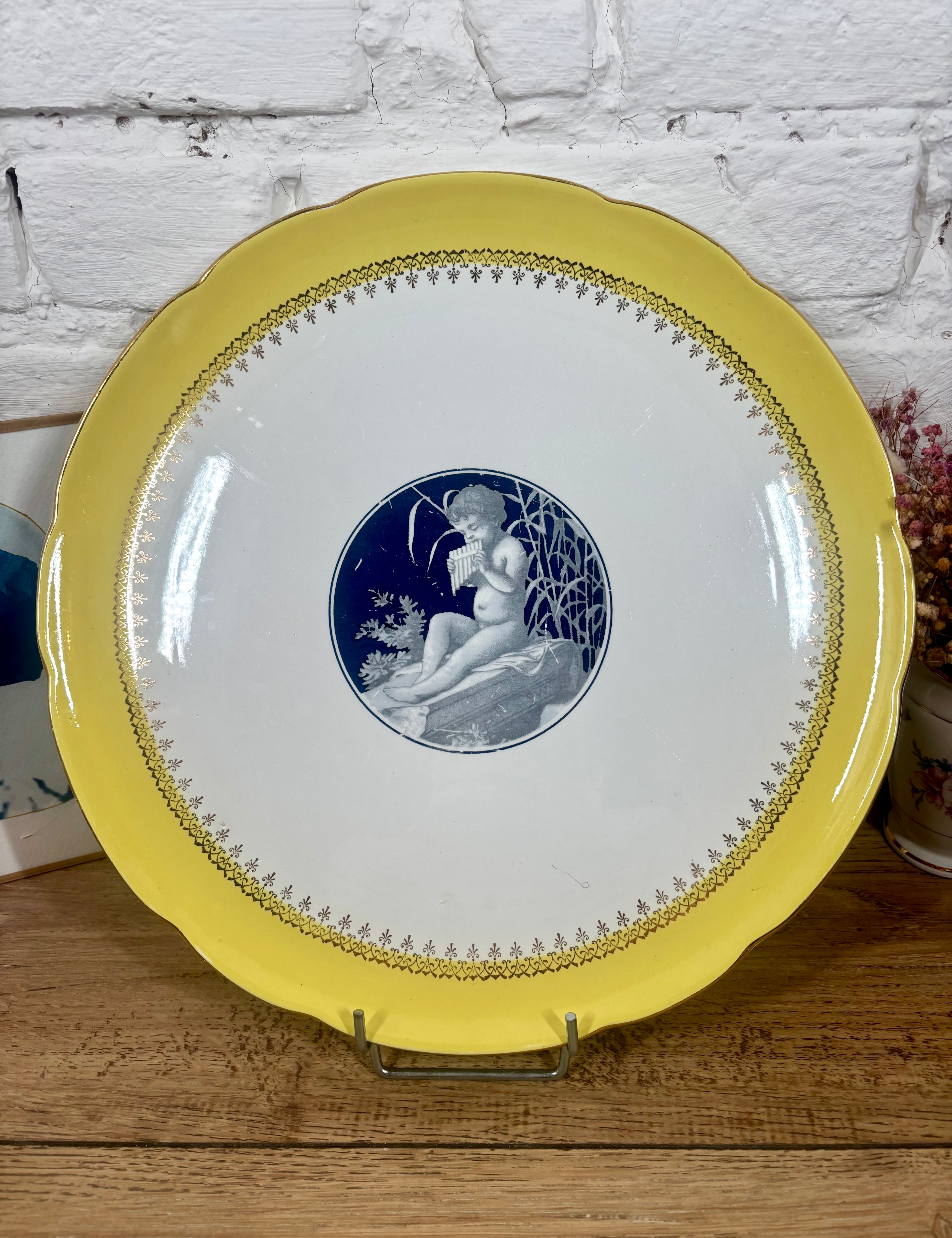 Superbe grand plat à tarte en faïence blanche et jaune ornée de dorures, signé de la manufacture Digoin Sarreguemines. 