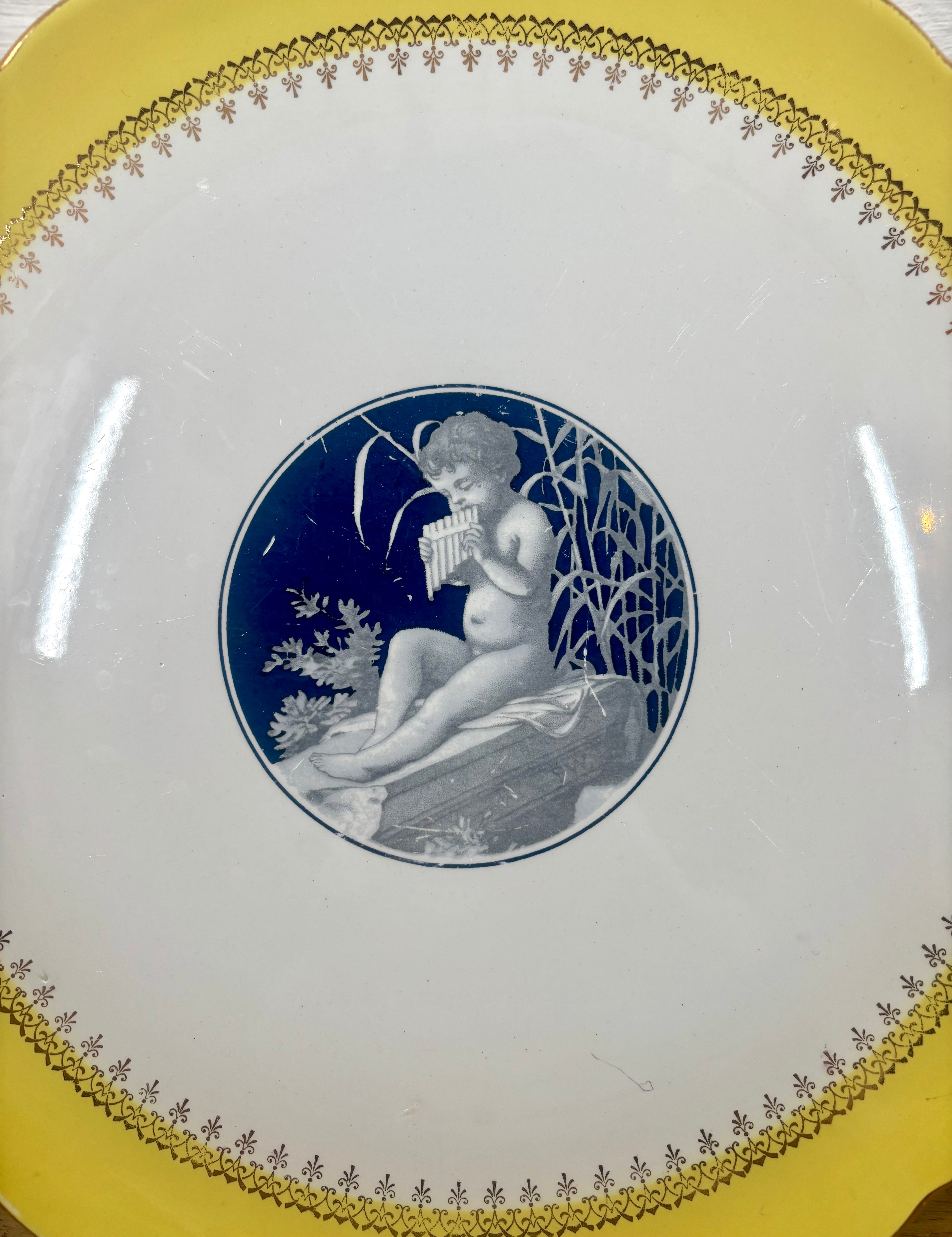 Superbe_grand_plat_tarte_en_fa_ence_blanche_et_jaune_orn_e_de_dorures_sign_de_la_manufacture_Digoin_Sarreguemines.