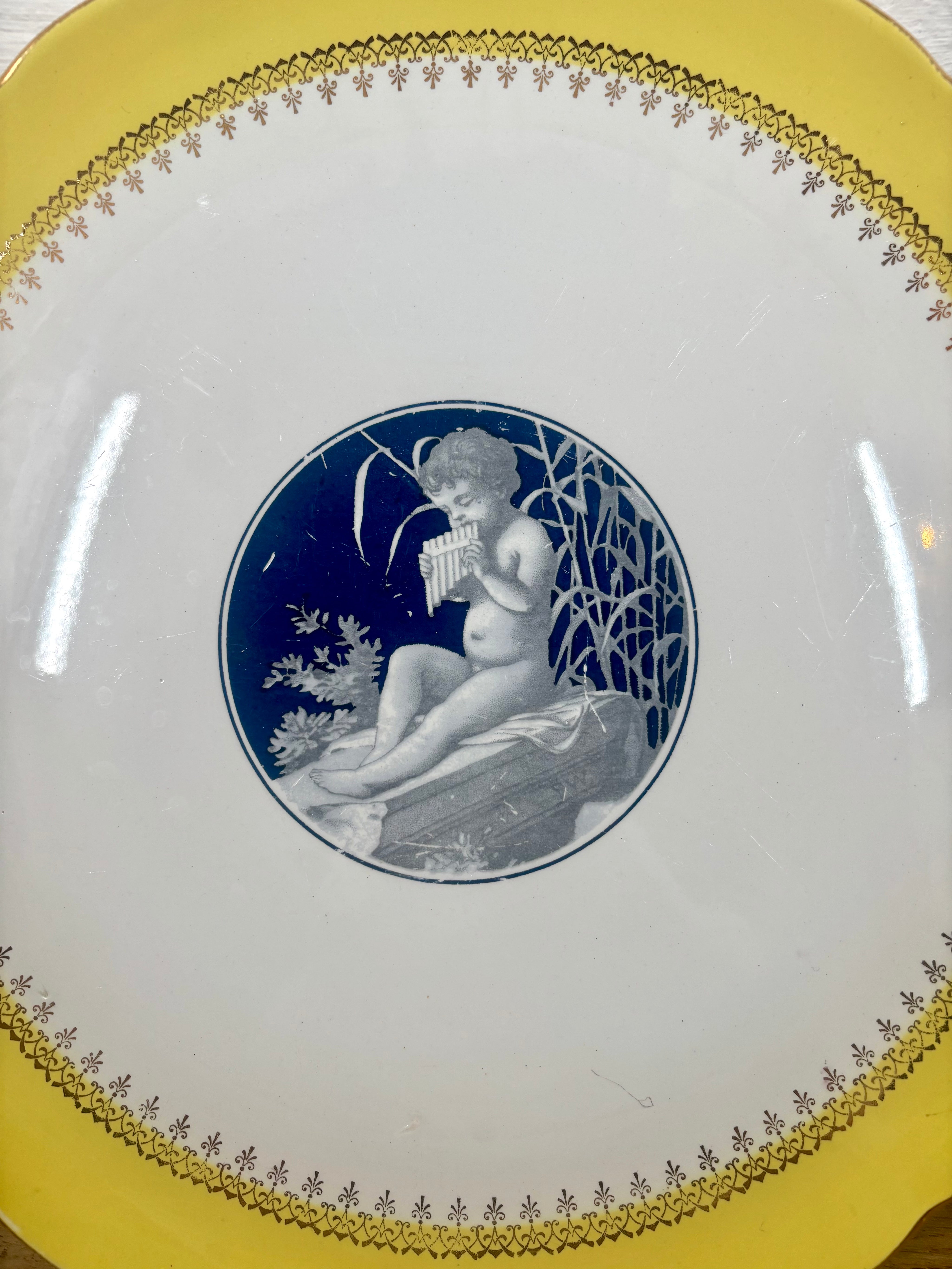 Superbe_grand_plat_tarte_en_fa_ence_blanche_et_jaune_orn_e_de_dorures_sign_de_la_manufacture_Digoin_Sarreguemines.