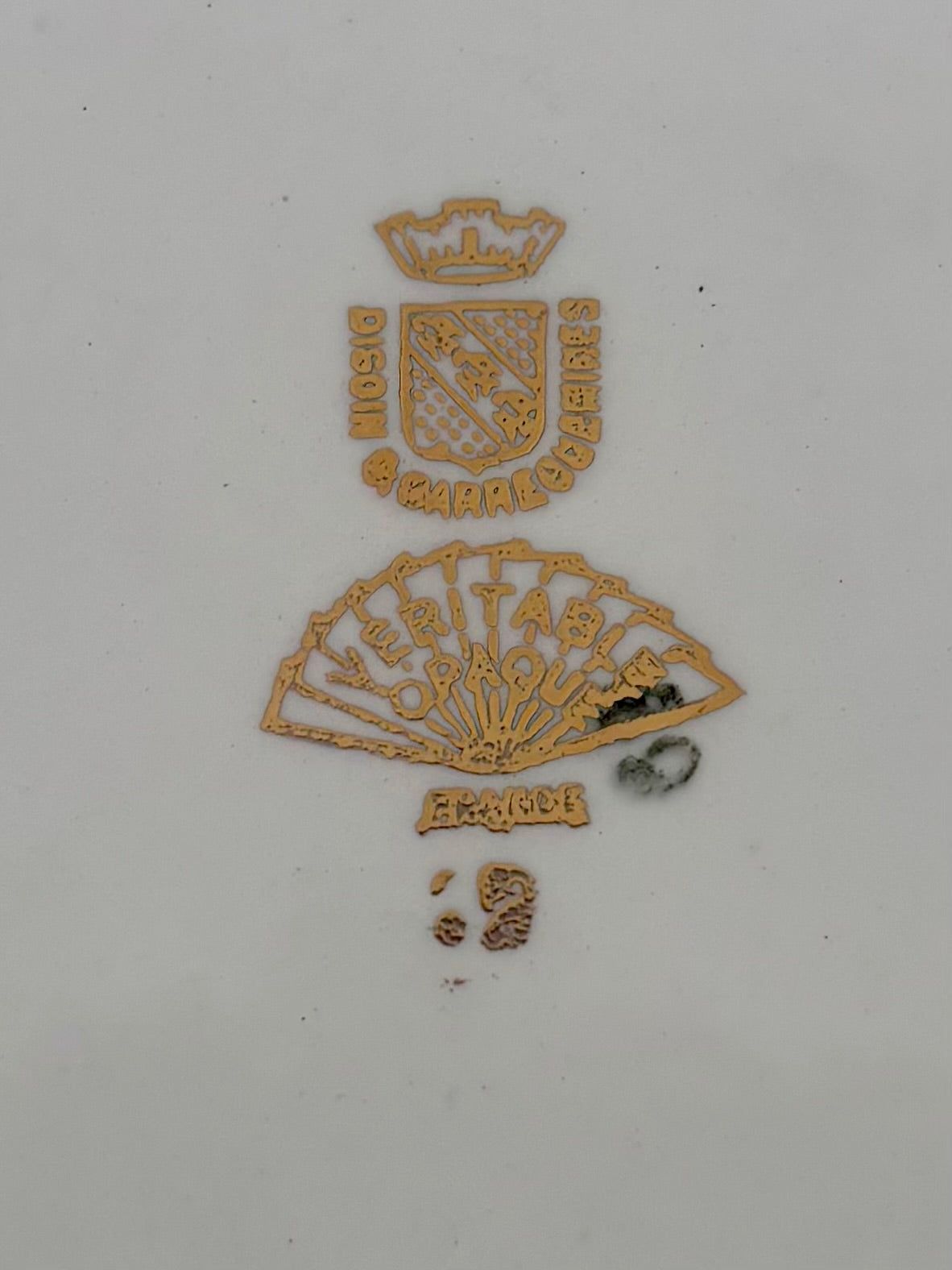 Superbe_grand_plat_tarte_en_fa_ence_blanche_et_jaune_orn_e_de_dorures_sign_de_la_manufacture_Digoin_Sarreguemines.