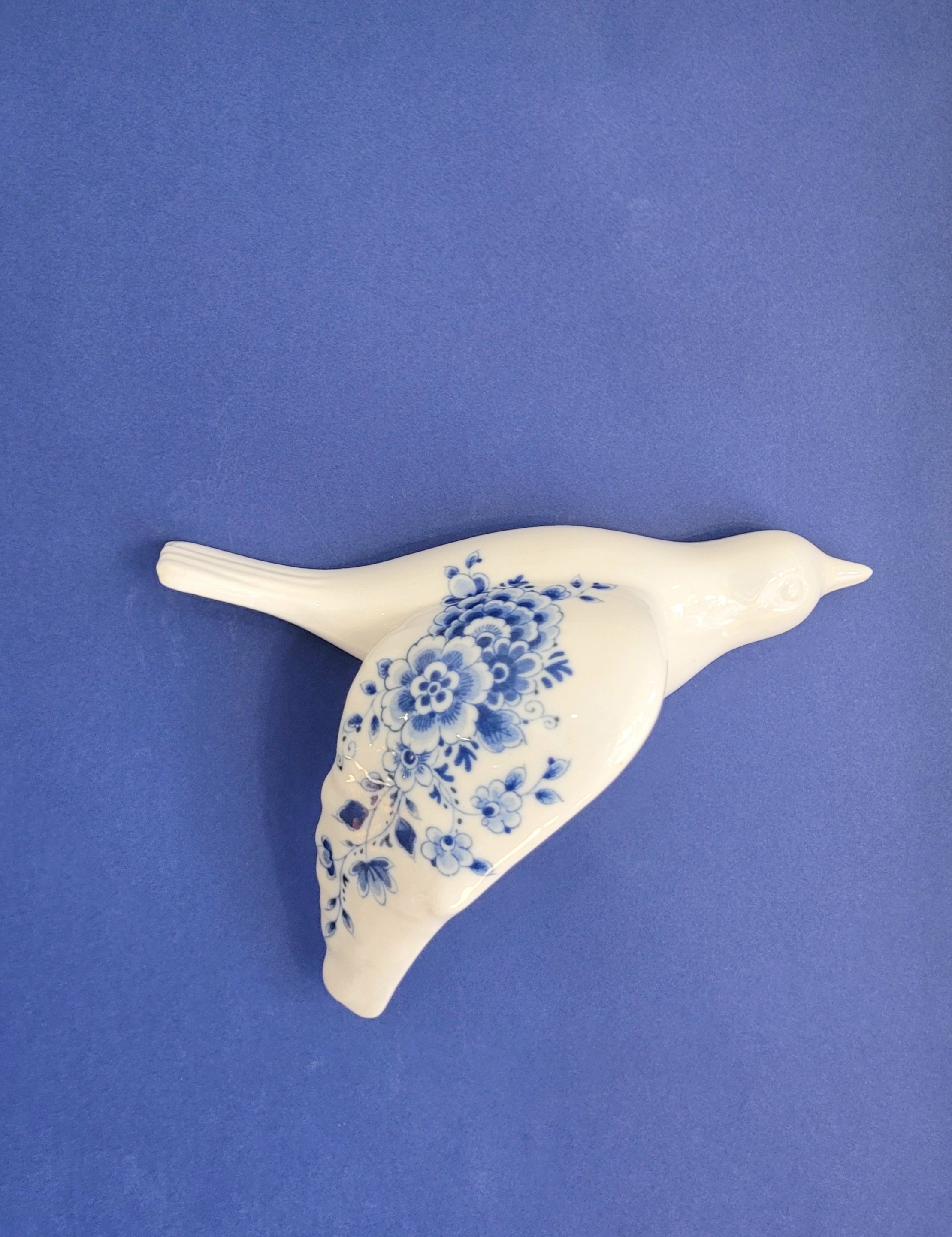Superbe hirondelle en faïence d'un bleu profond sur fond blanc, fabriquée à Delft en Hollande.