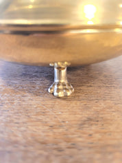 Superbe lampe, pied en laiton reposant sur 3 petits pieds en forme de pattes, abat-jour en opaline blanche et pampilles transparentes