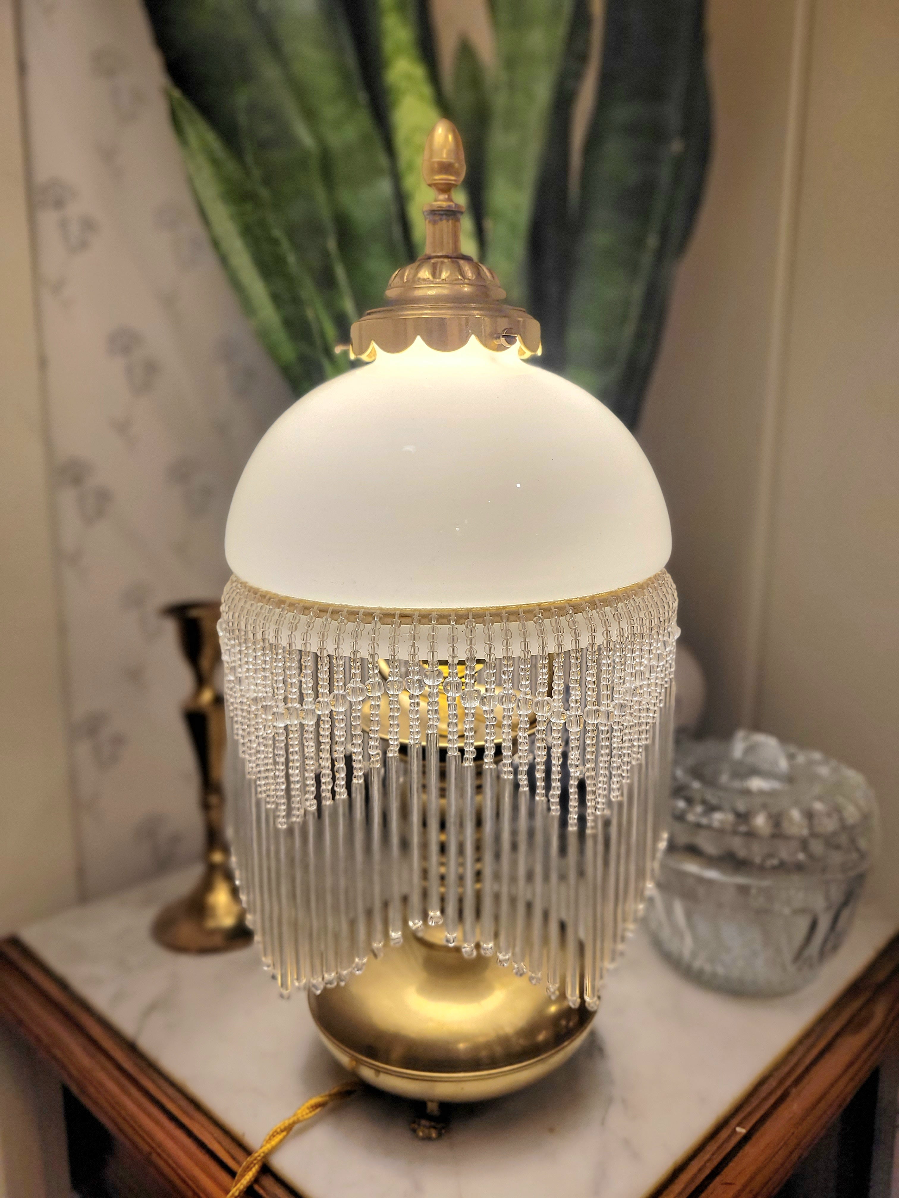 Superbe lampe, pied en laiton reposant sur 3 petits pieds en forme de pattes, abat-jour en opaline blanche et pampilles transparentes