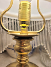 Superbe lampe, pied en laiton reposant sur 3 petits pieds en forme de pattes, abat-jour en opaline blanche et pampilles transparentes