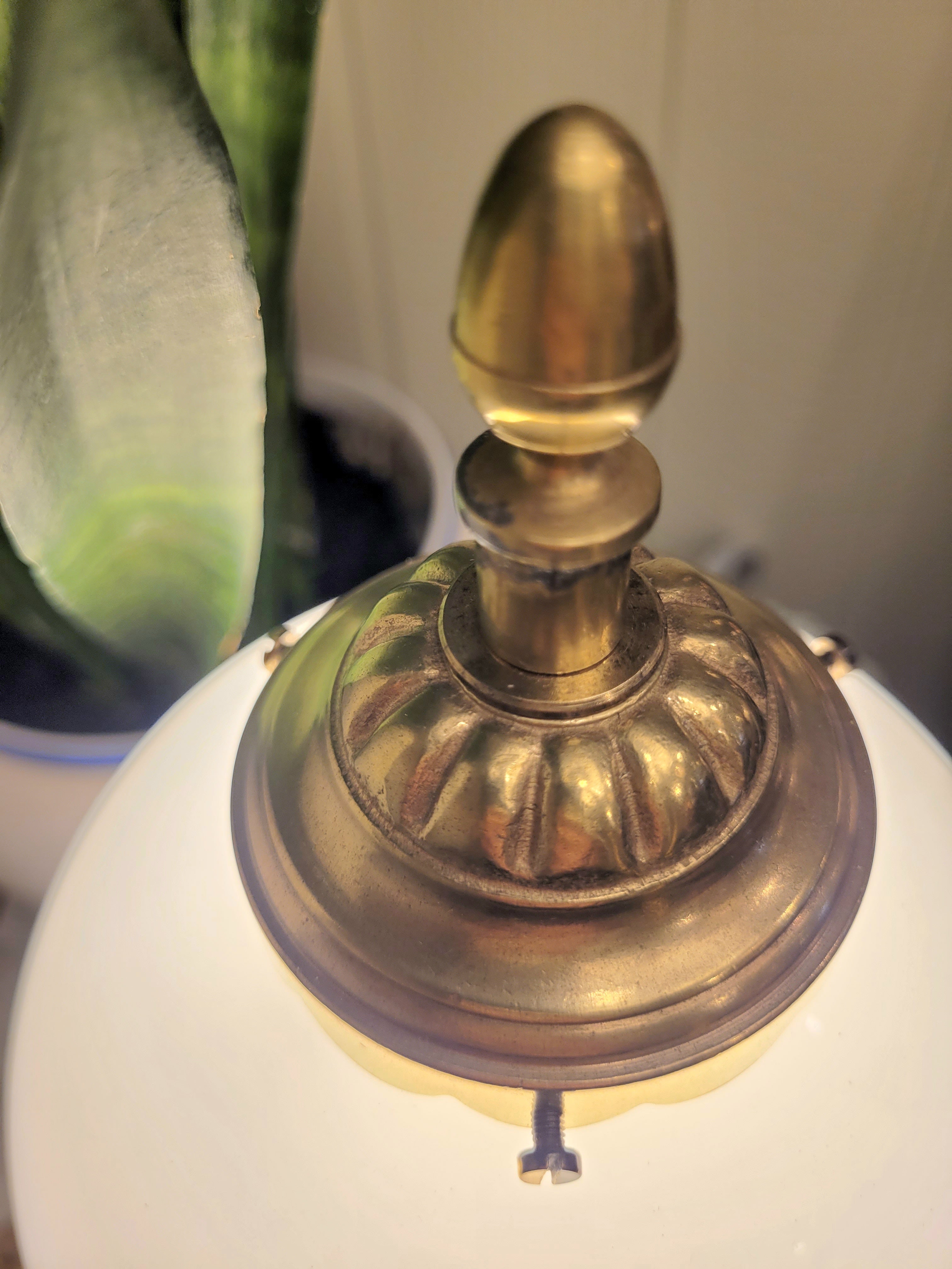 Superbe lampe, pied en laiton reposant sur 3 petits pieds en forme de pattes, abat-jour en opaline blanche et pampilles transparentes