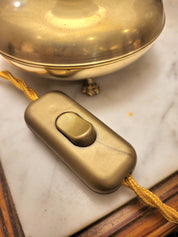 Superbe lampe, pied en laiton reposant sur 3 petits pieds en forme de pattes, abat-jour en opaline blanche et pampilles transparentes