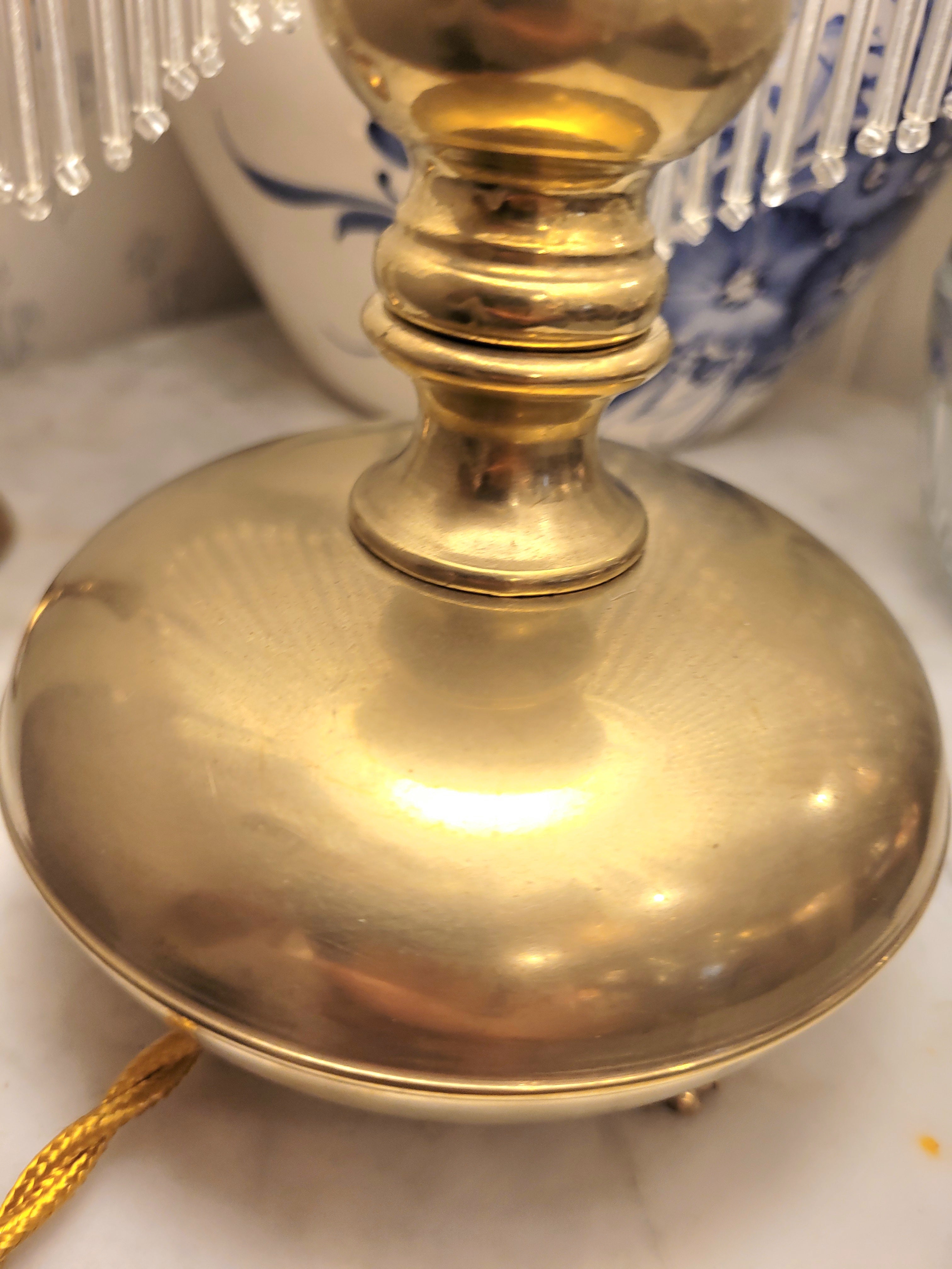 Superbe lampe, pied en laiton reposant sur 3 petits pieds en forme de pattes, abat-jour en opaline blanche et pampilles transparentes