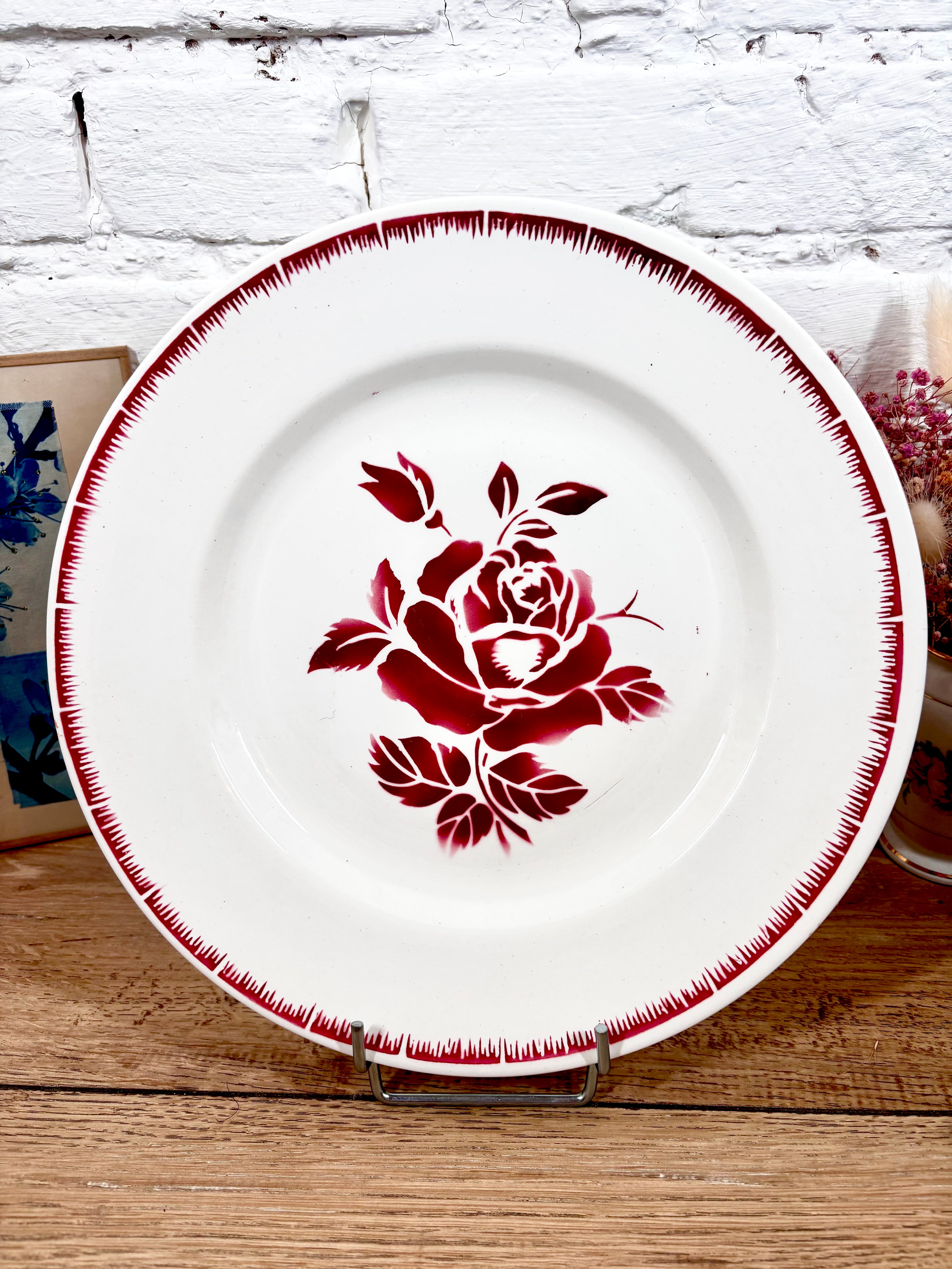 Superbe plat rond en faïence blanche et fleurs rouges/bordeaux signé de la manufacture Digoin Sarreguemines, modèle Claude.