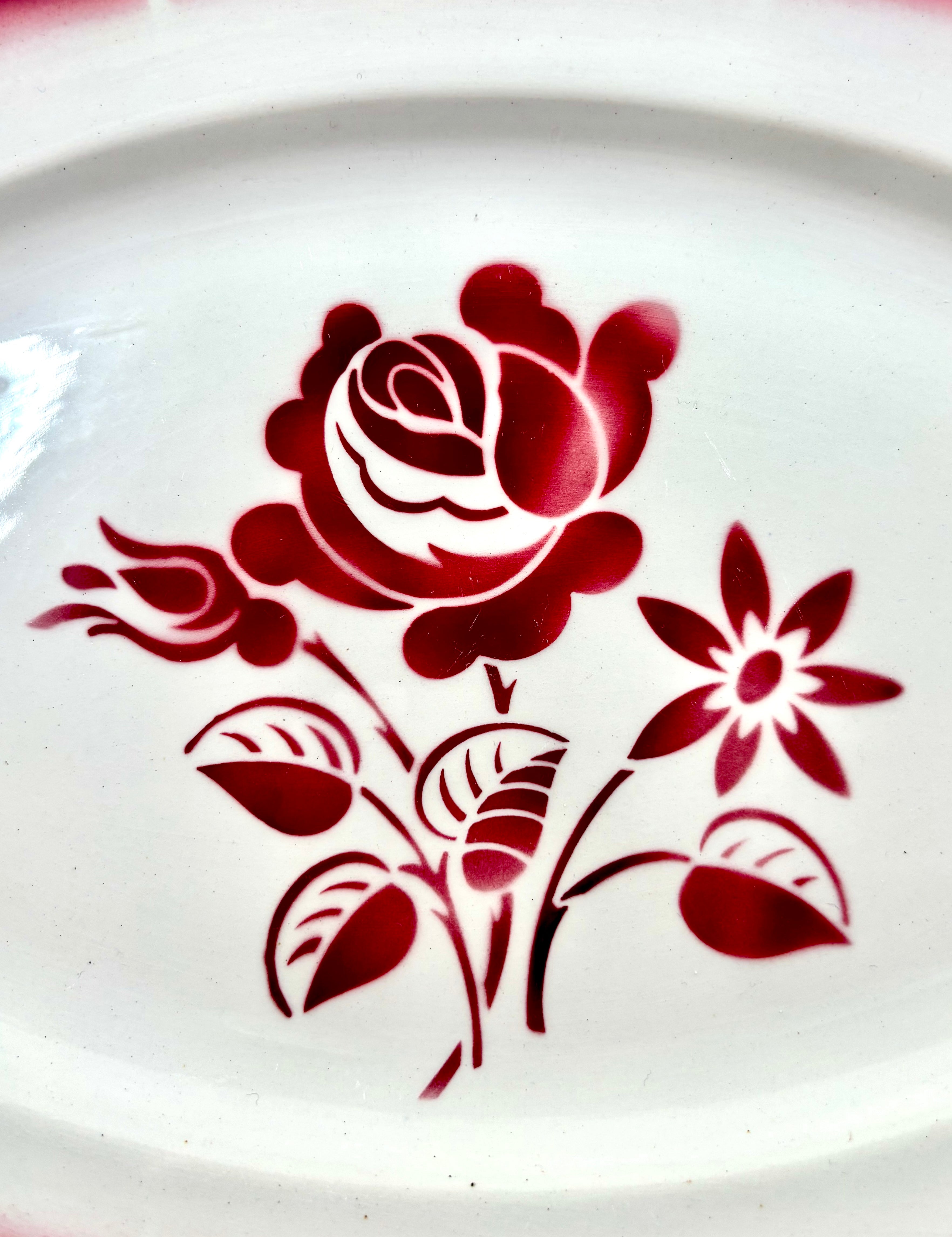 bordeaux signé de la manufacture Digoin Sarreguemines, modèle Claude.