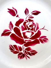 Superbe plat rond en faïence blanche et fleurs rouges/bordeaux signé de la manufacture Digoin Sarreguemines, modèle Claude.