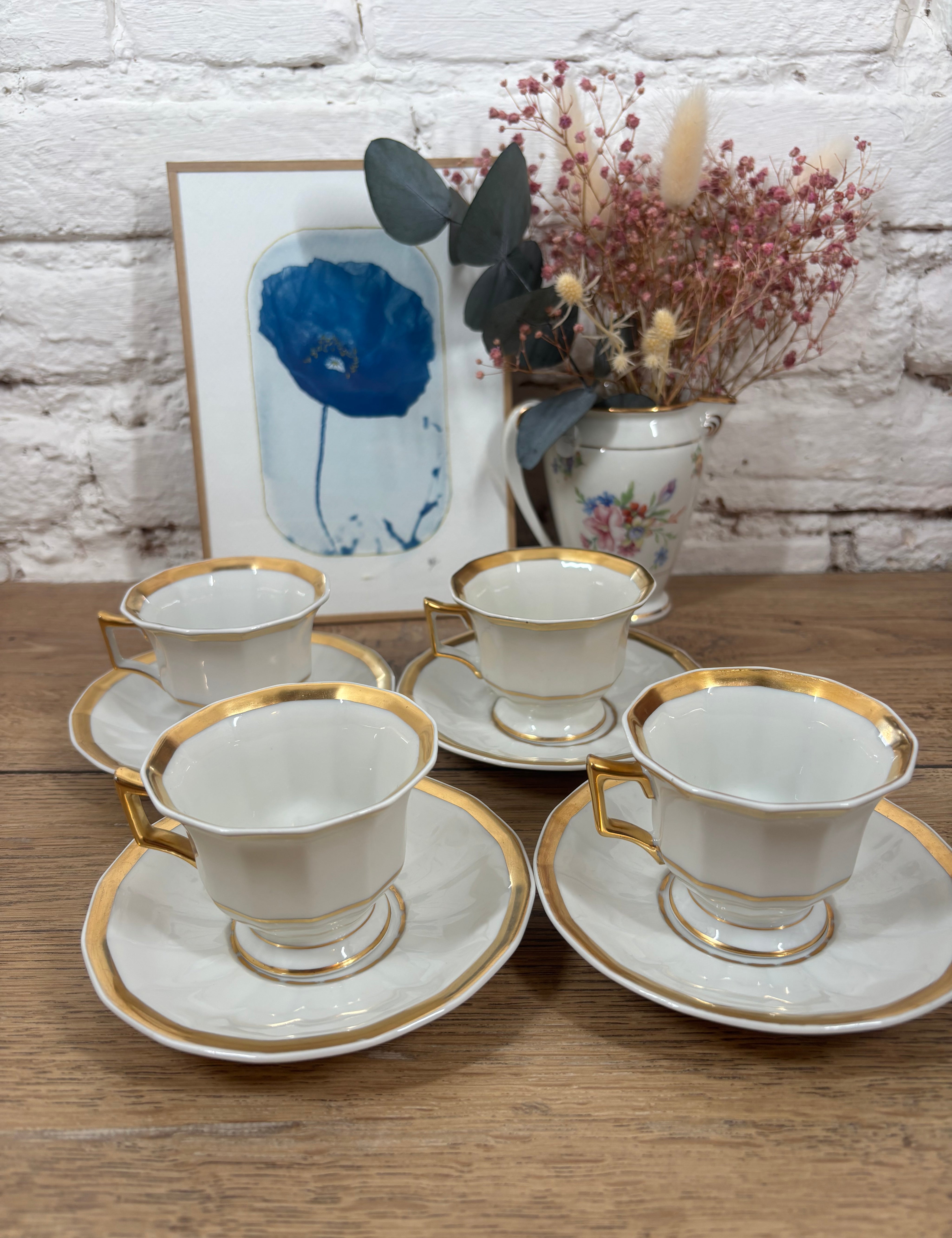 Tasse et soucoupe en porcelaine blanche et vert d'eau ornée de dorures, signé Jammet Seignolles à Limoges.