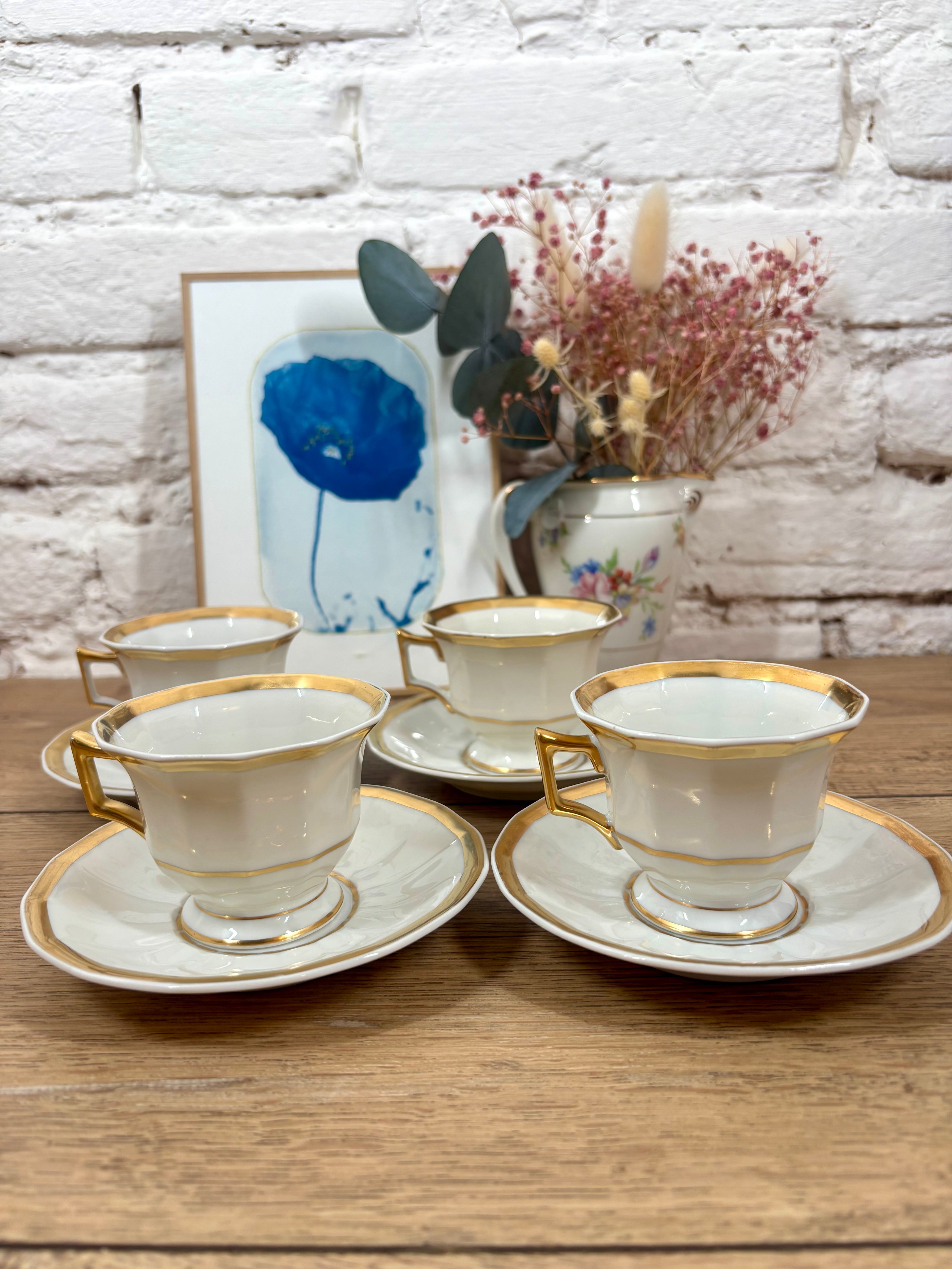 Tasse et soucoupe en porcelaine blanche et vert d'eau ornée de dorures, signé Jammet Seignolles à Limoges.