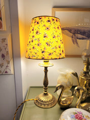 Un pied de lampe en laiton chiné avec amour (électrifié à neuf) assorti à un superbe abat-jour de la créatrice rennaise Aurélie Cousin