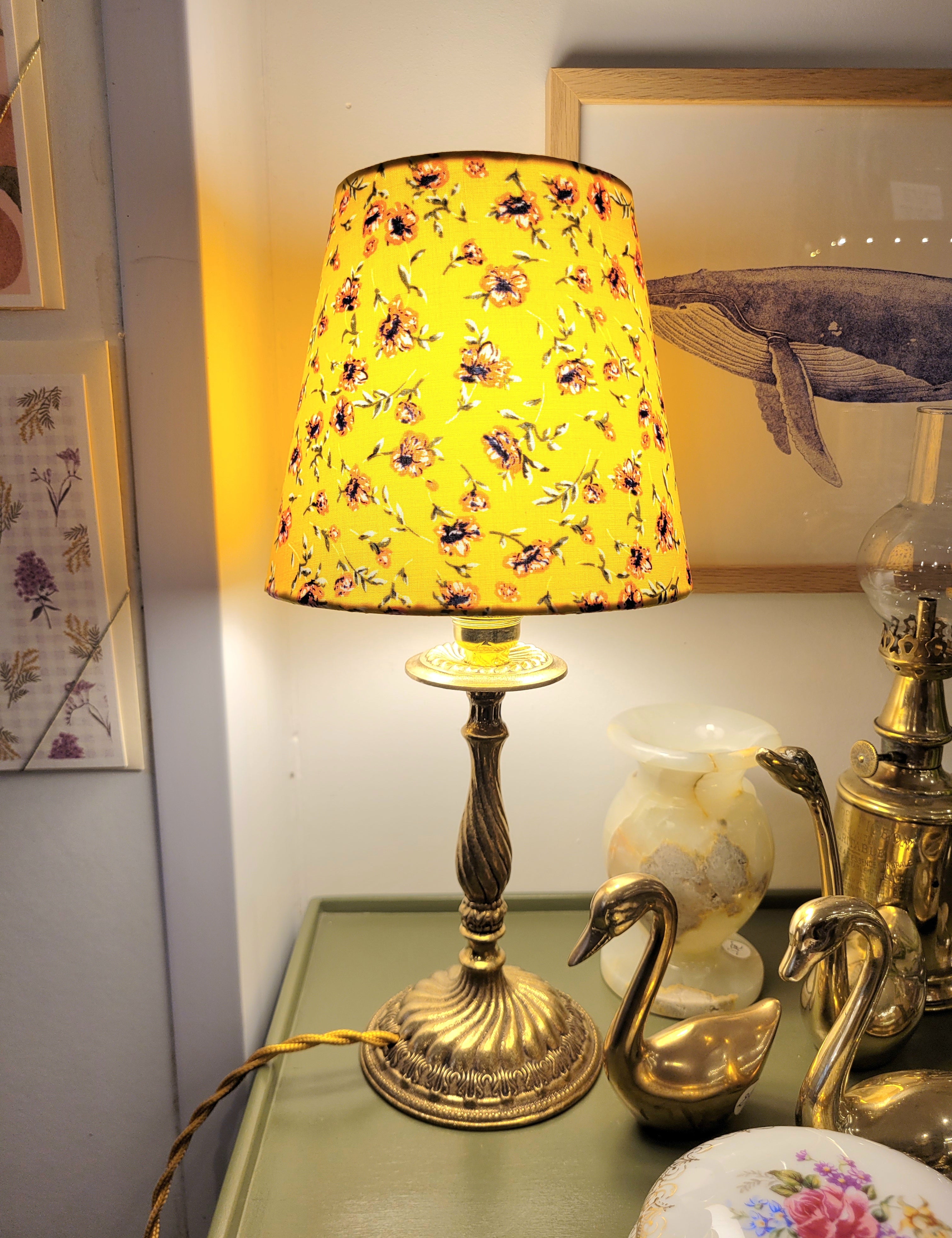 Un pied de lampe en laiton chiné avec amour (électrifié à neuf) assorti à un superbe abat-jour de la créatrice rennaise Aurélie Cousin