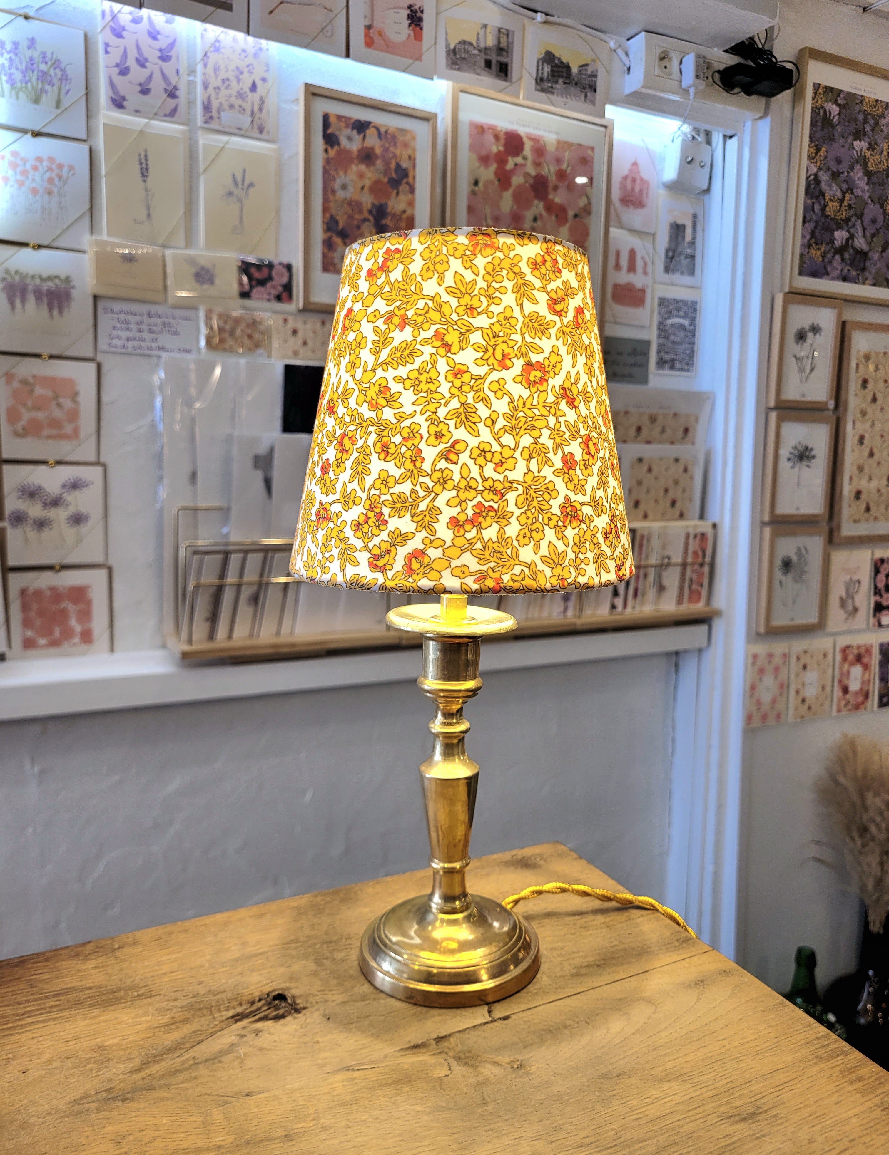 Un pied de lampe en laiton chiné avec amour (électrifié à neuf) assorti à un superbe abat-jour de la créatrice rennaise Aurélie Cousin, 