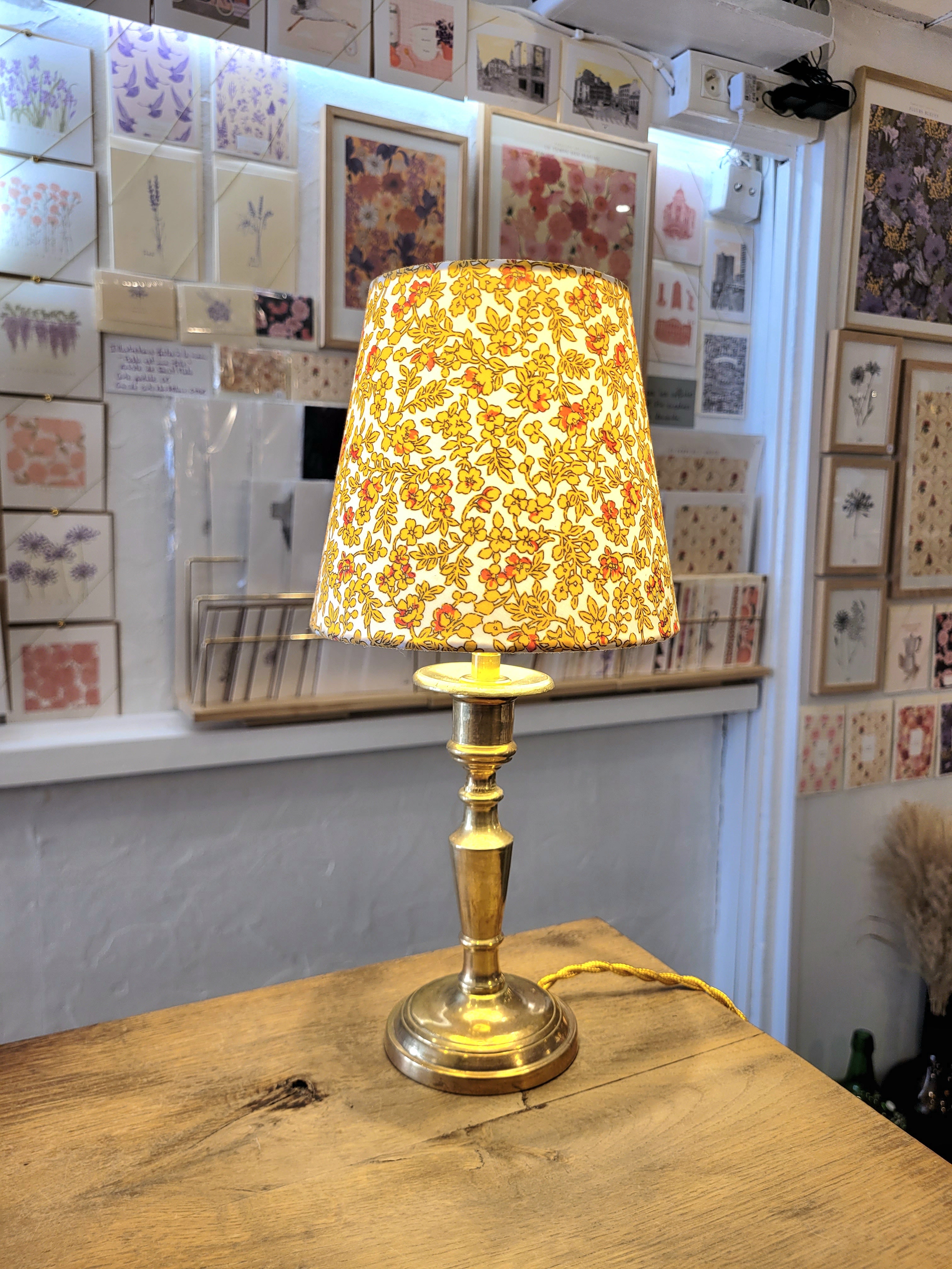 Un pied de lampe en laiton chiné avec amour (électrifié à neuf) assorti à un superbe abat-jour de la créatrice rennaise Aurélie Cousin, 