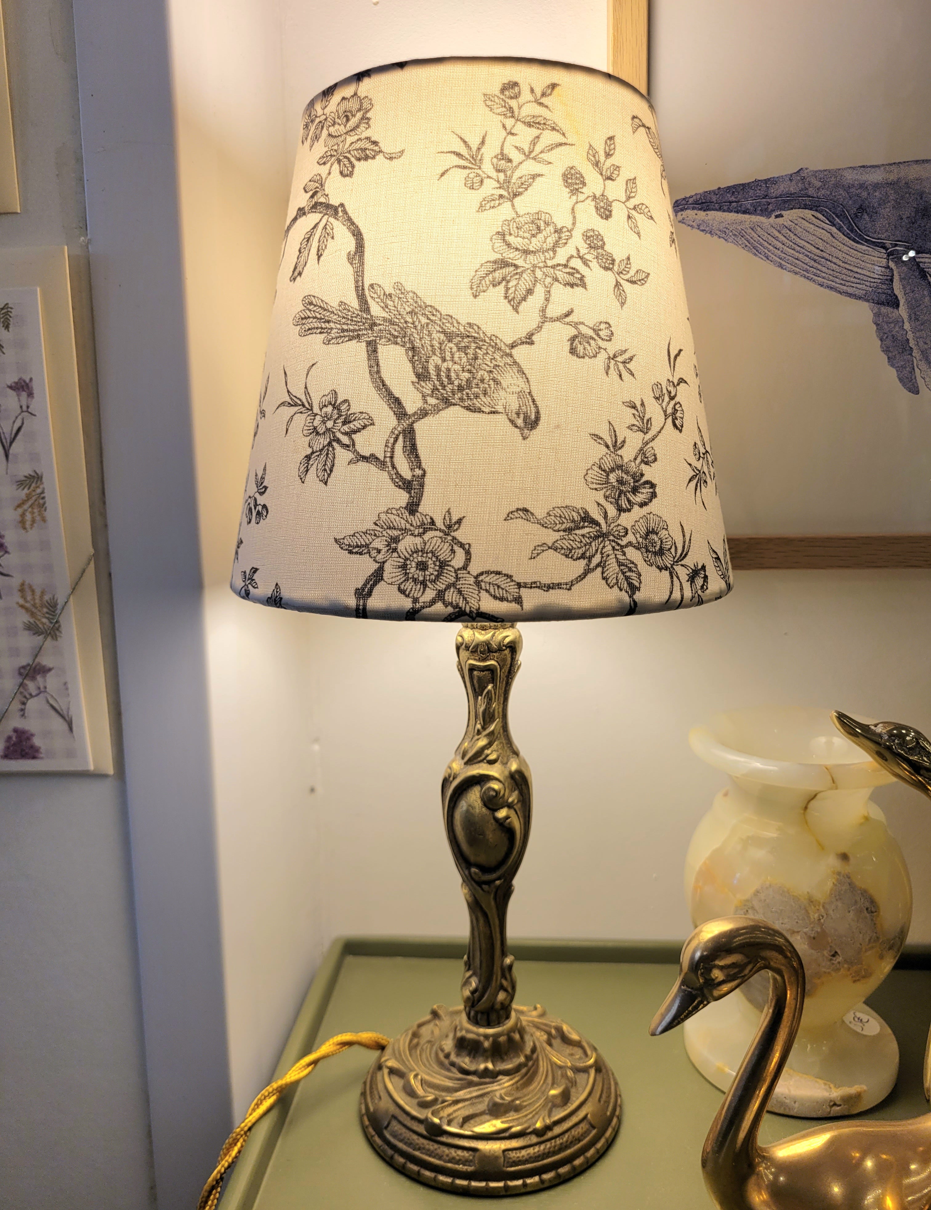 Un pied de lampe en laiton chiné avec amour (électrifié à neuf) assorti à un superbe abat-jour de la créatrice rennaise Aurélie Cousin