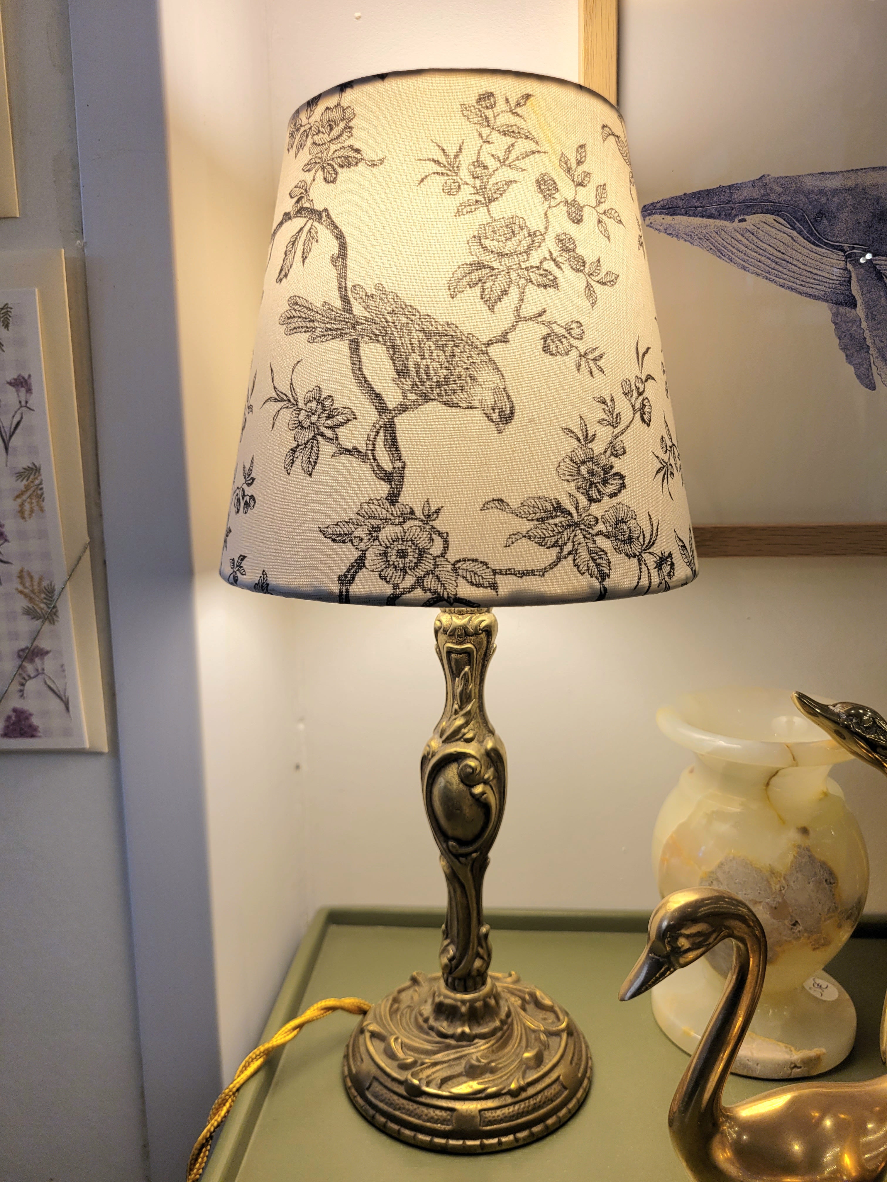 Un pied de lampe en laiton chiné avec amour (électrifié à neuf) assorti à un superbe abat-jour de la créatrice rennaise Aurélie Cousin