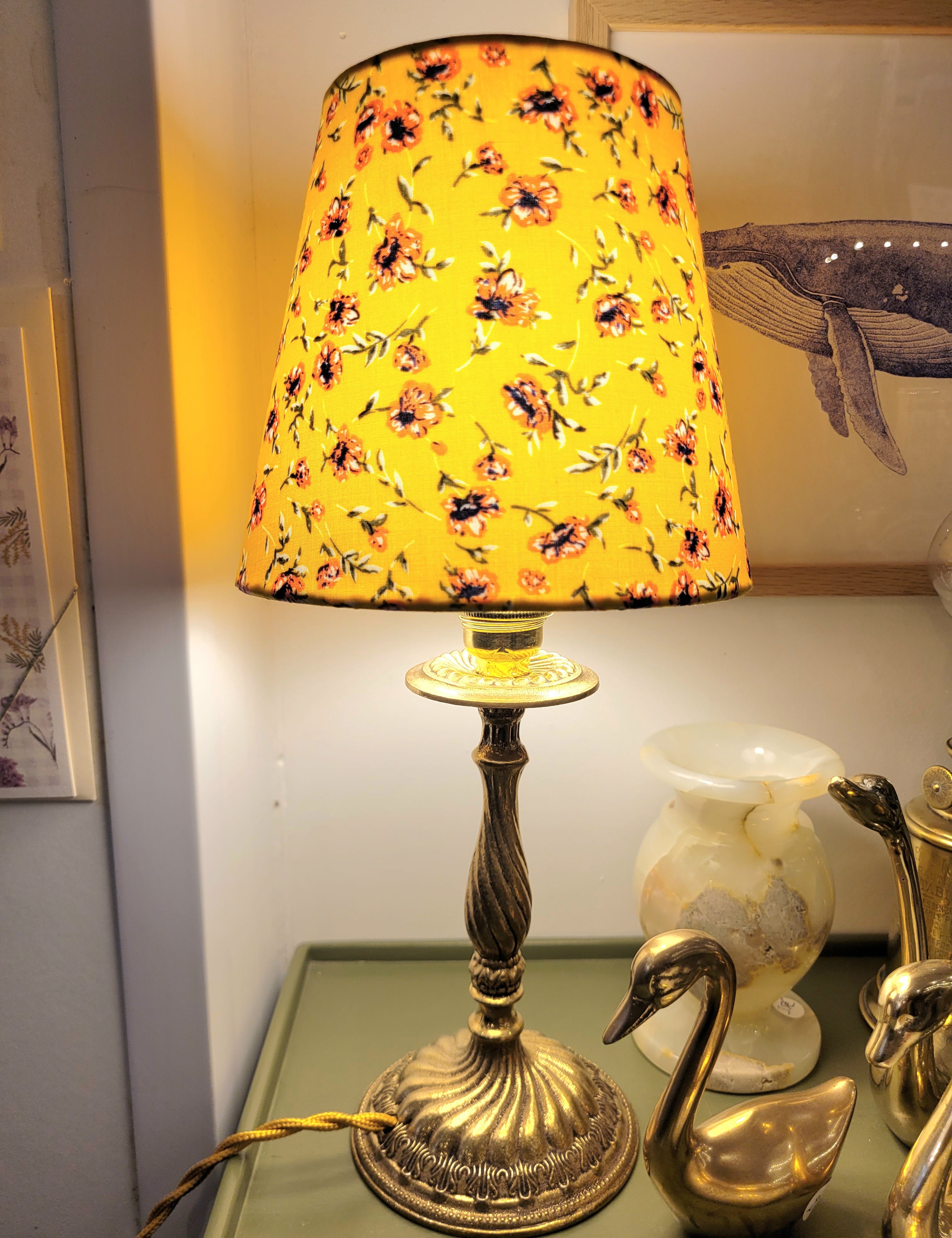 Un pied de lampe en laiton chiné avec amour (électrifié à neuf) assorti à un superbe abat-jour de la créatrice rennaise Aurélie Cousin